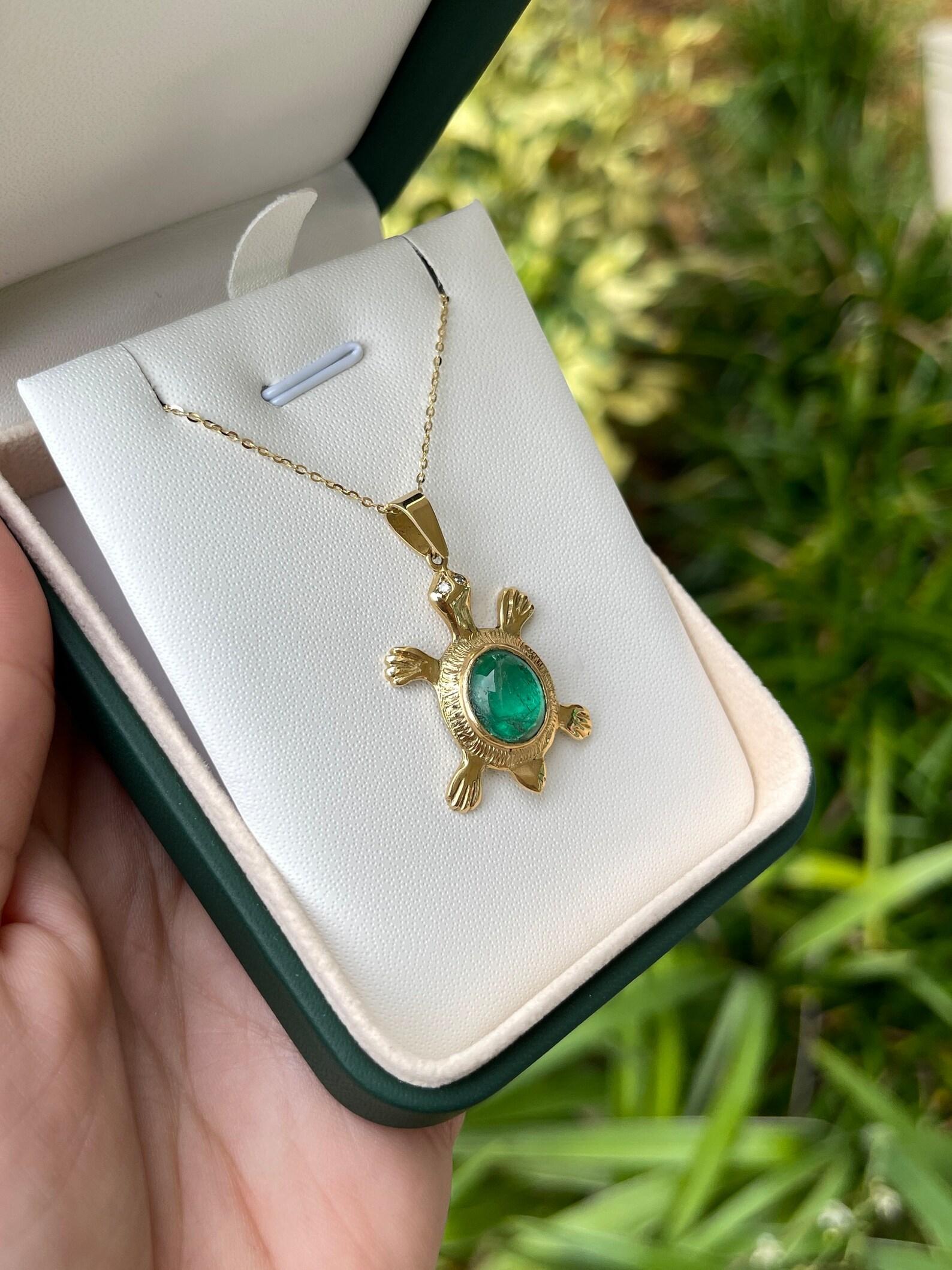 Pendentif tortue en or 14 carats avec émeraude colombienne cabochon de 4,65 ctw Unisexe en vente