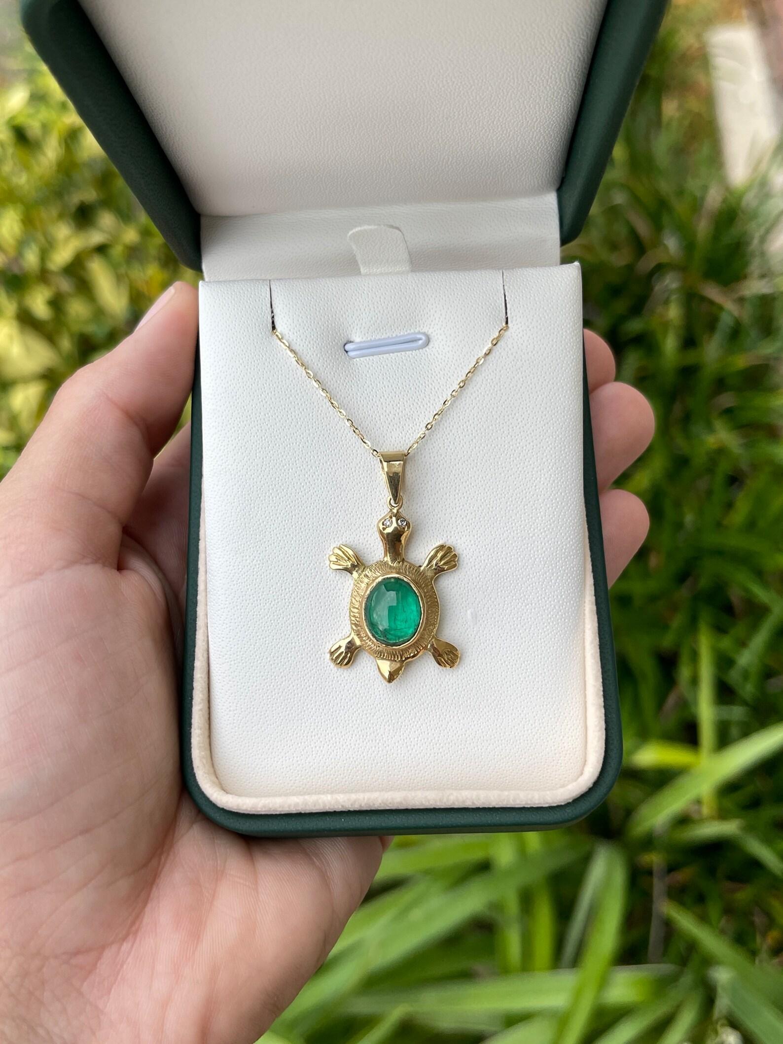 Pendentif tortue en or 14 carats avec émeraude colombienne cabochon de 4,65 ctw en vente 1