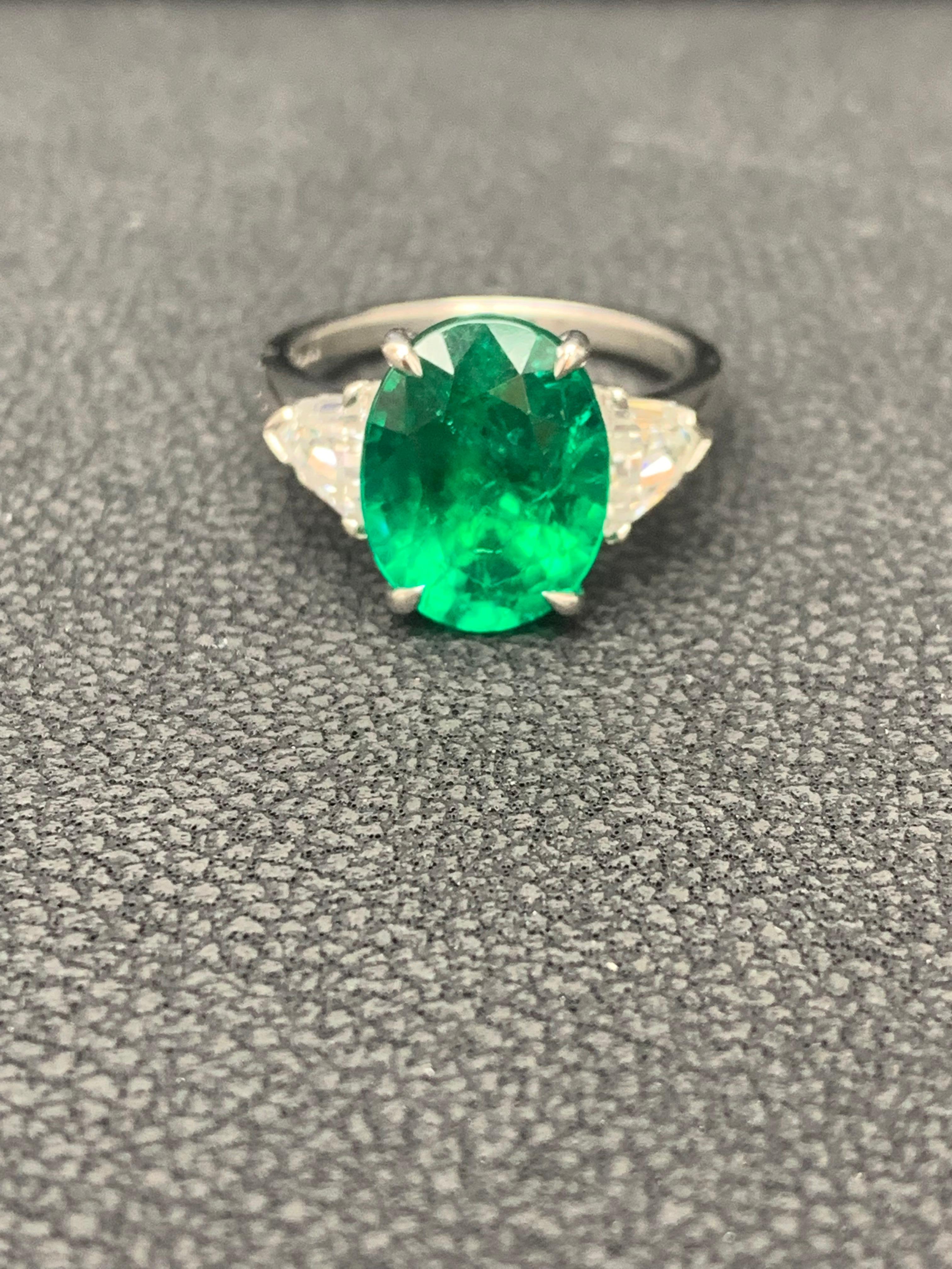 Taglio ovale Anello di fidanzamento con diamante e smeraldo taglio ovale da 4,66 carati in platino in vendita