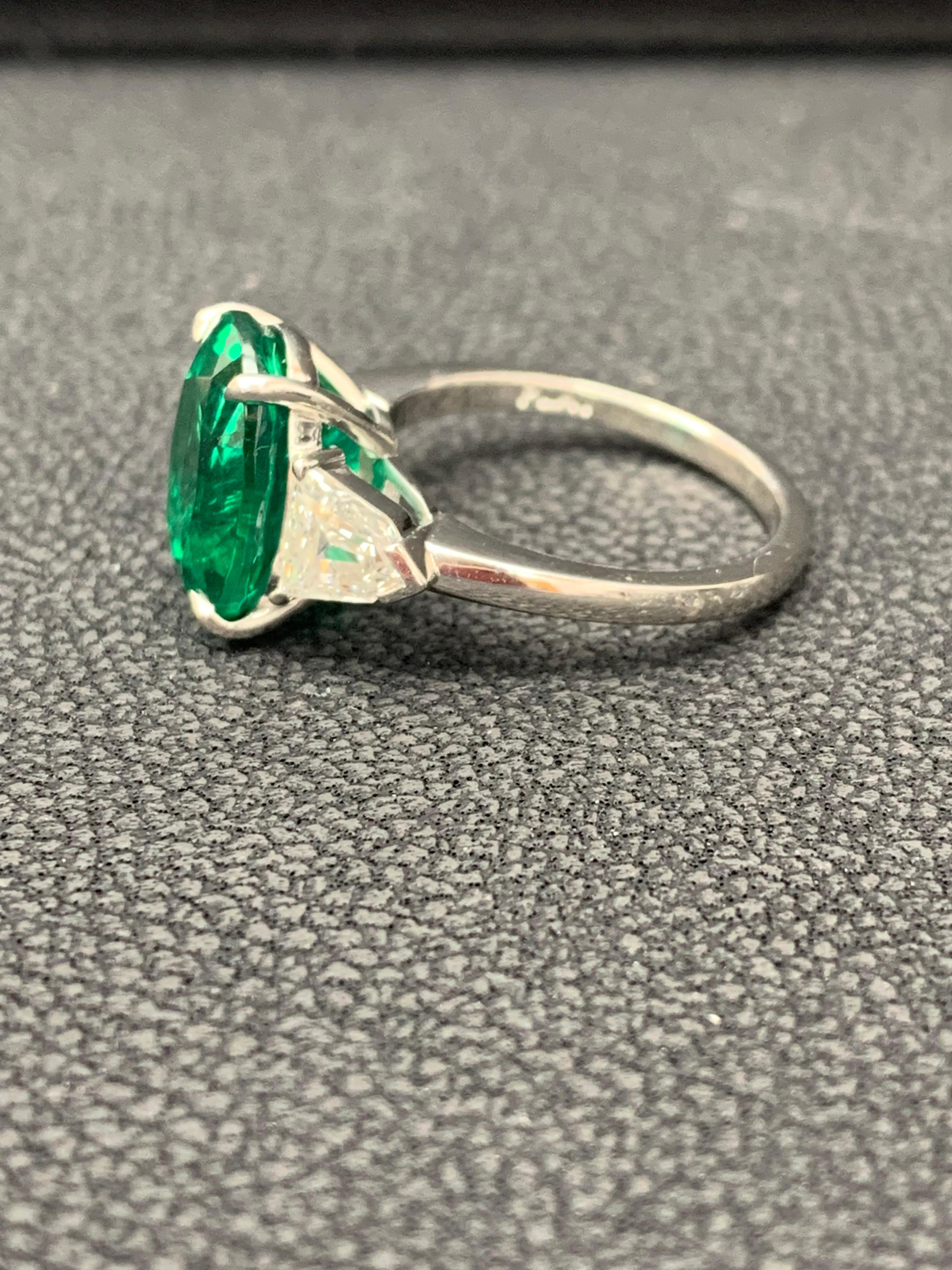 4.66 Carat Oval Cut Emerald and Diamond Engagement Ring in Platinum In New Condition For Sale In NEW YORK, NY