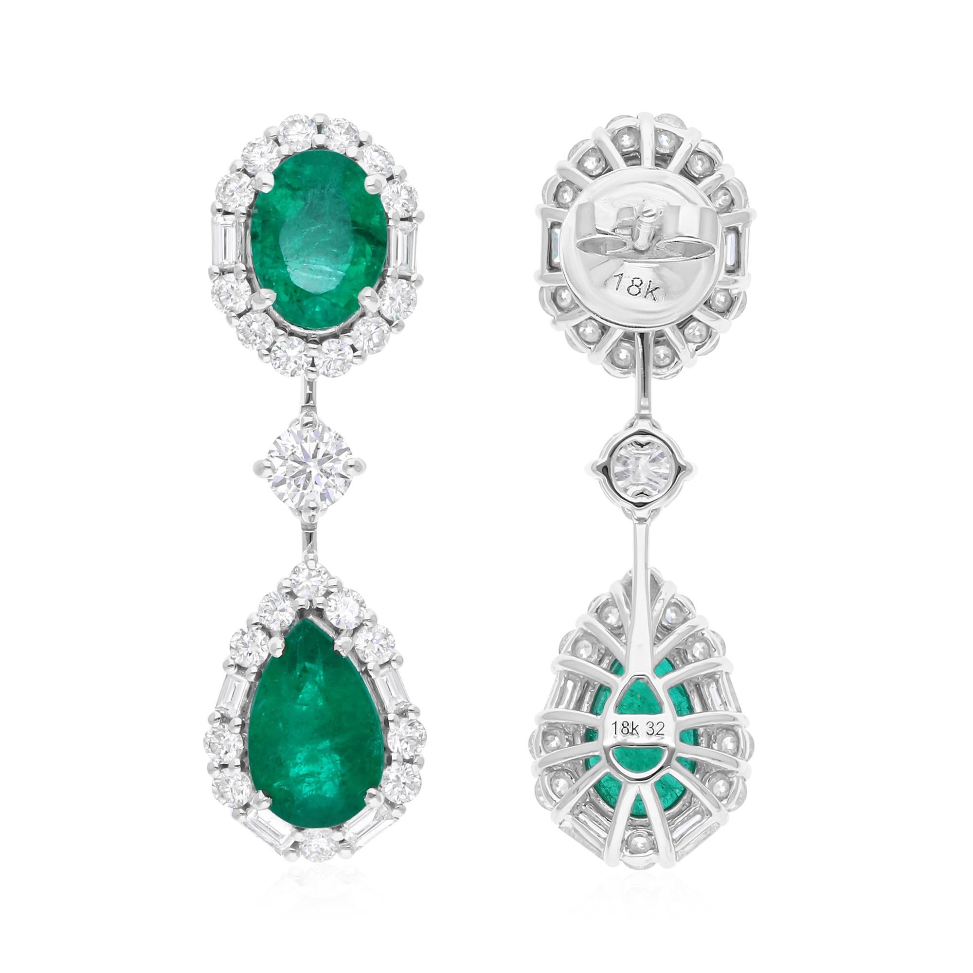 Diese exquisiten Ohrringe sind aus 18-karätigem Gold gegossen und mit einem sambischen Smaragd von 4,66 Karat und funkelnden Diamanten von 1,73 Karat besetzt.

FOLLOW SPECTRUM JEWELS Storefront, um die neueste Collection'S und exklusive Stücke zu