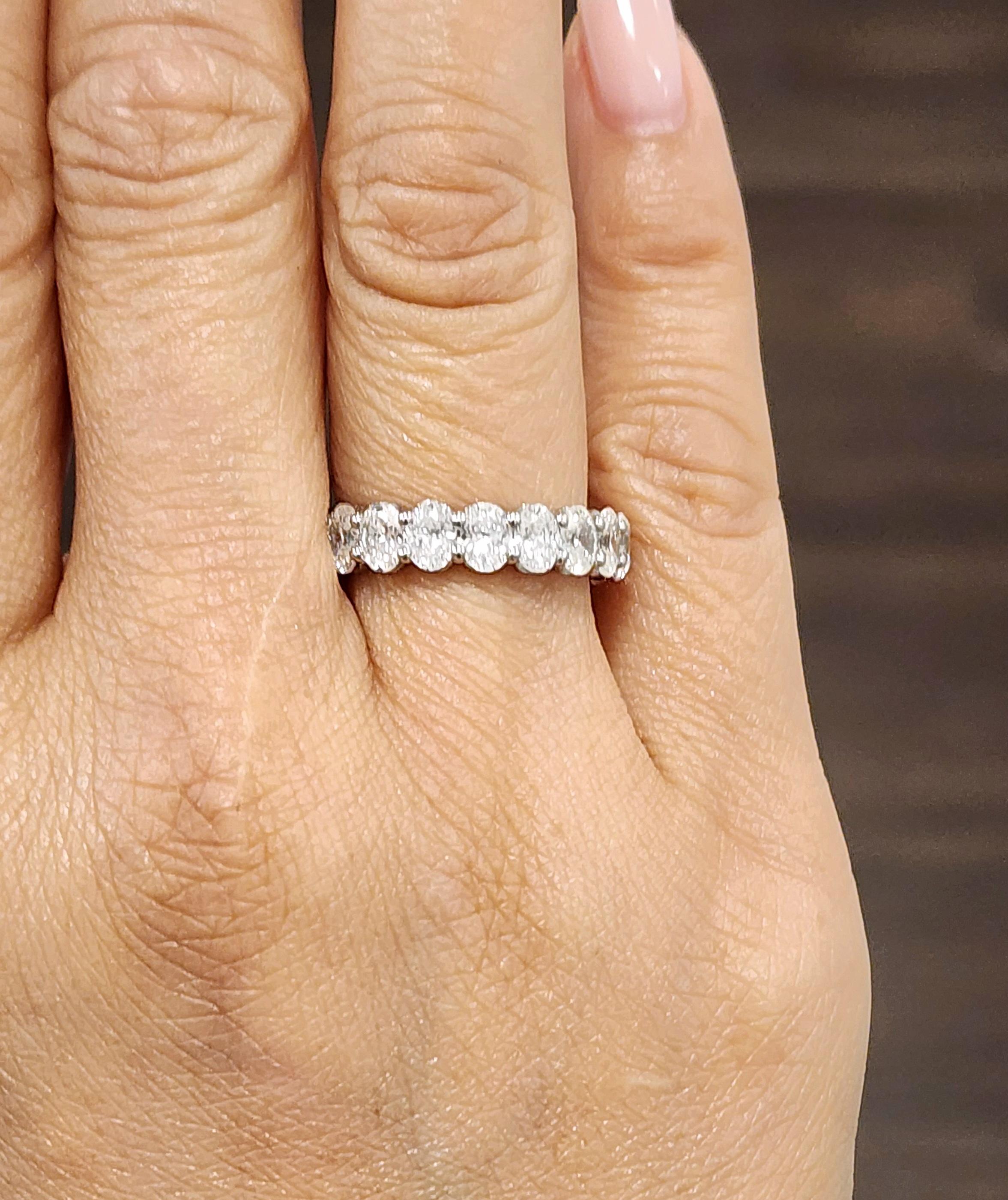 4.66 ct Oval Diamant Eternity Band (Ovalschliff) im Angebot
