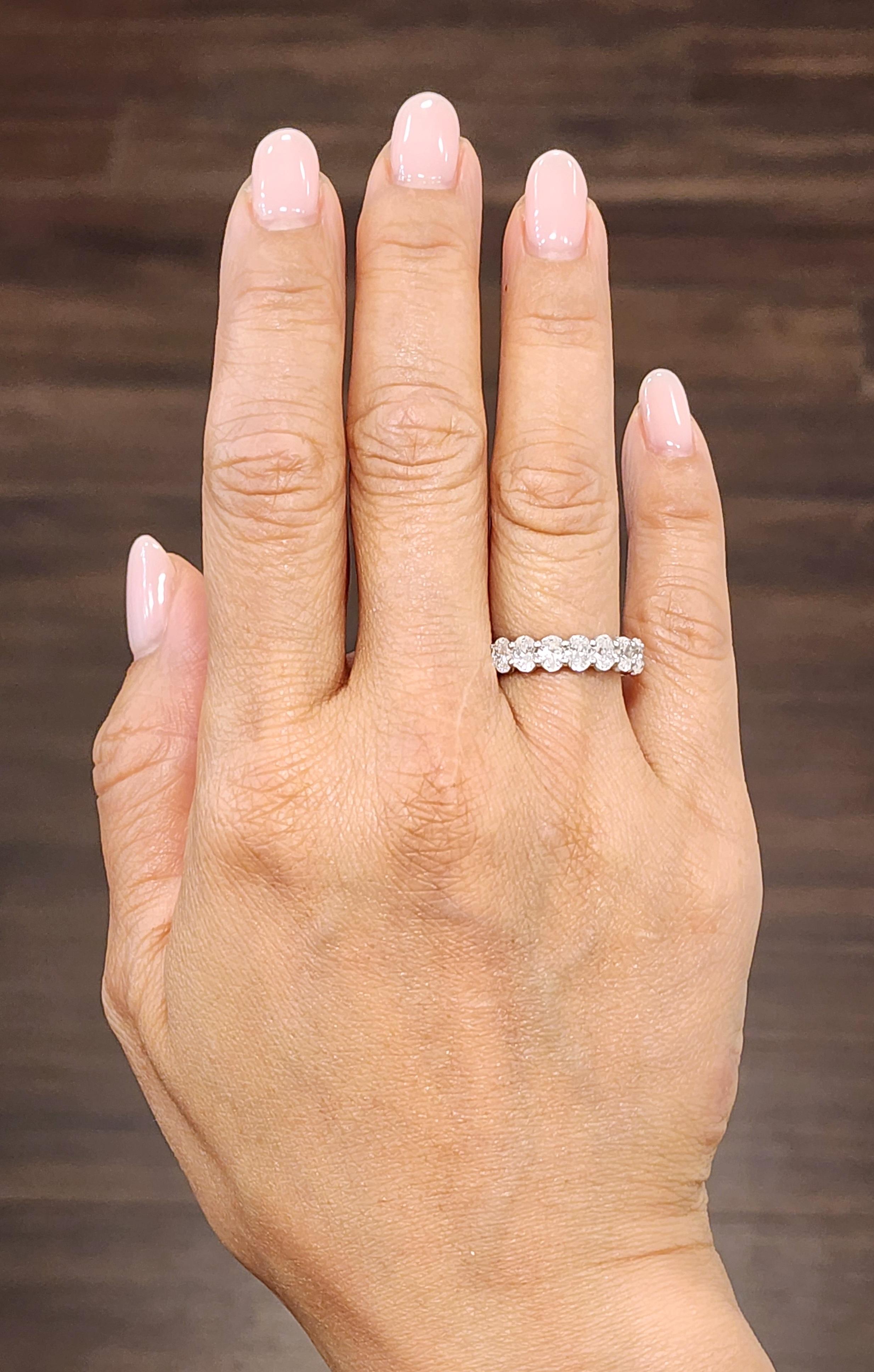 Dieses wunderschöne ovale Diamantband für die Ewigkeit in der 