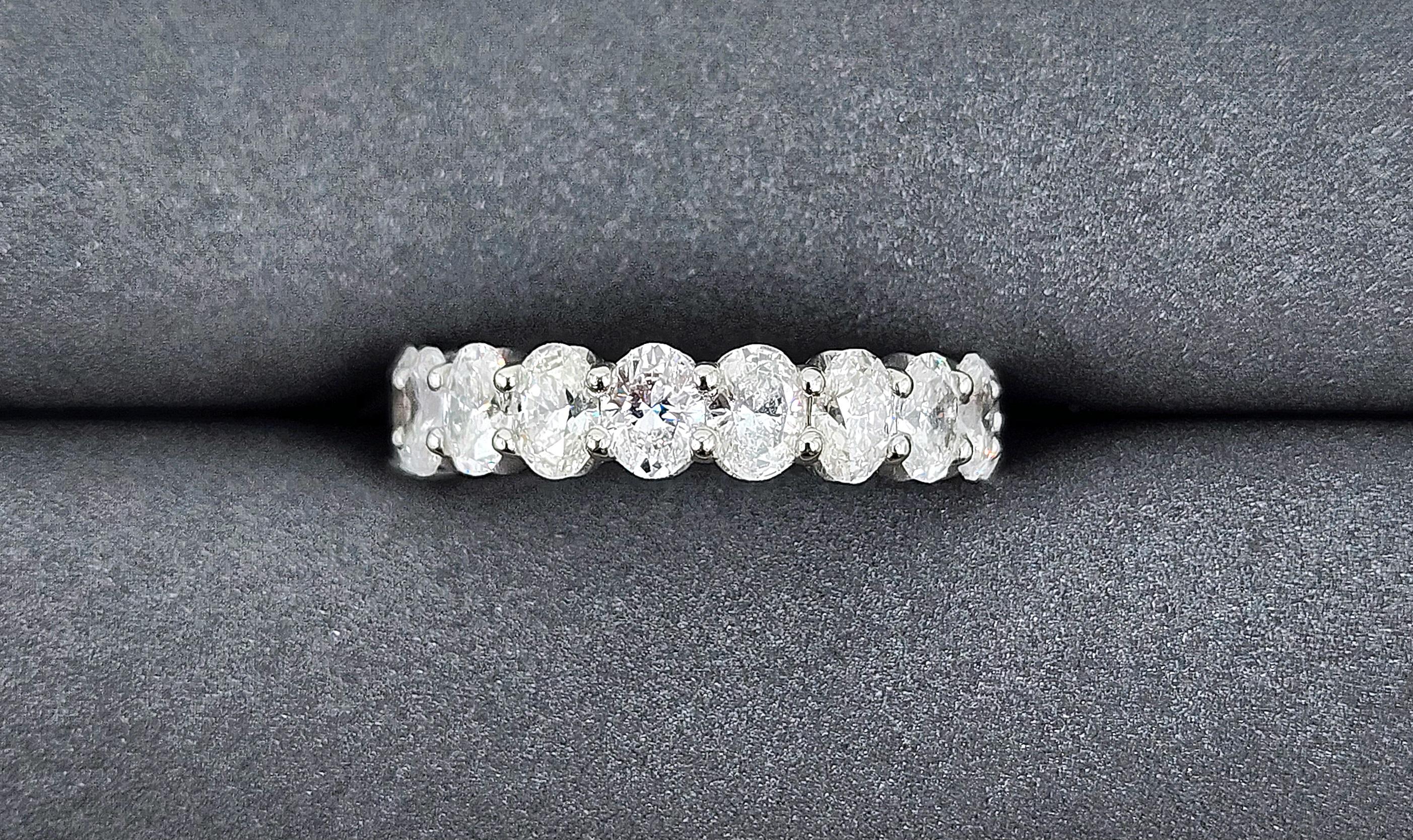 4.66 ct Oval Diamant Eternity Band im Angebot 4