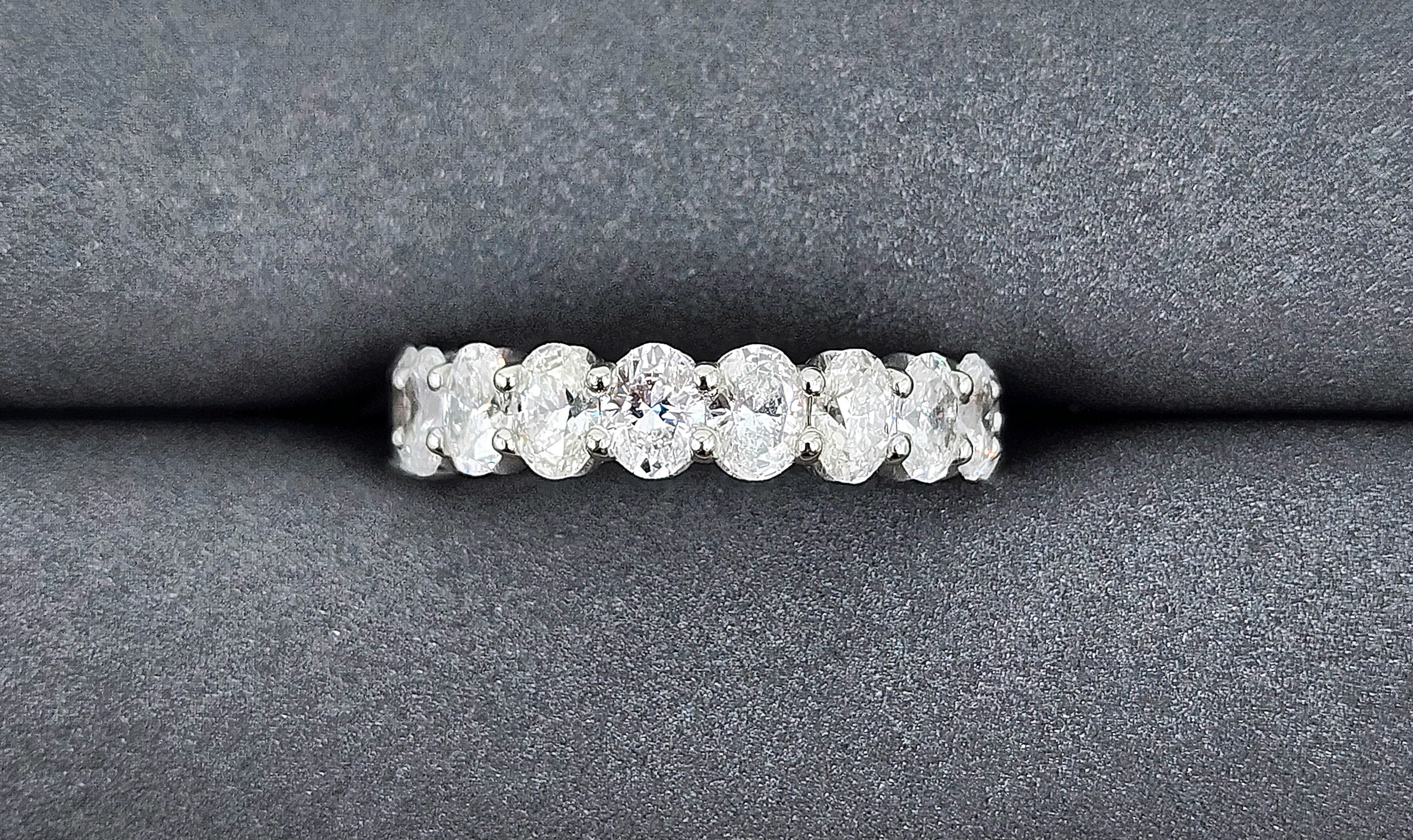 Fascia per l'eternità con diamante ovale da 4.66 carati