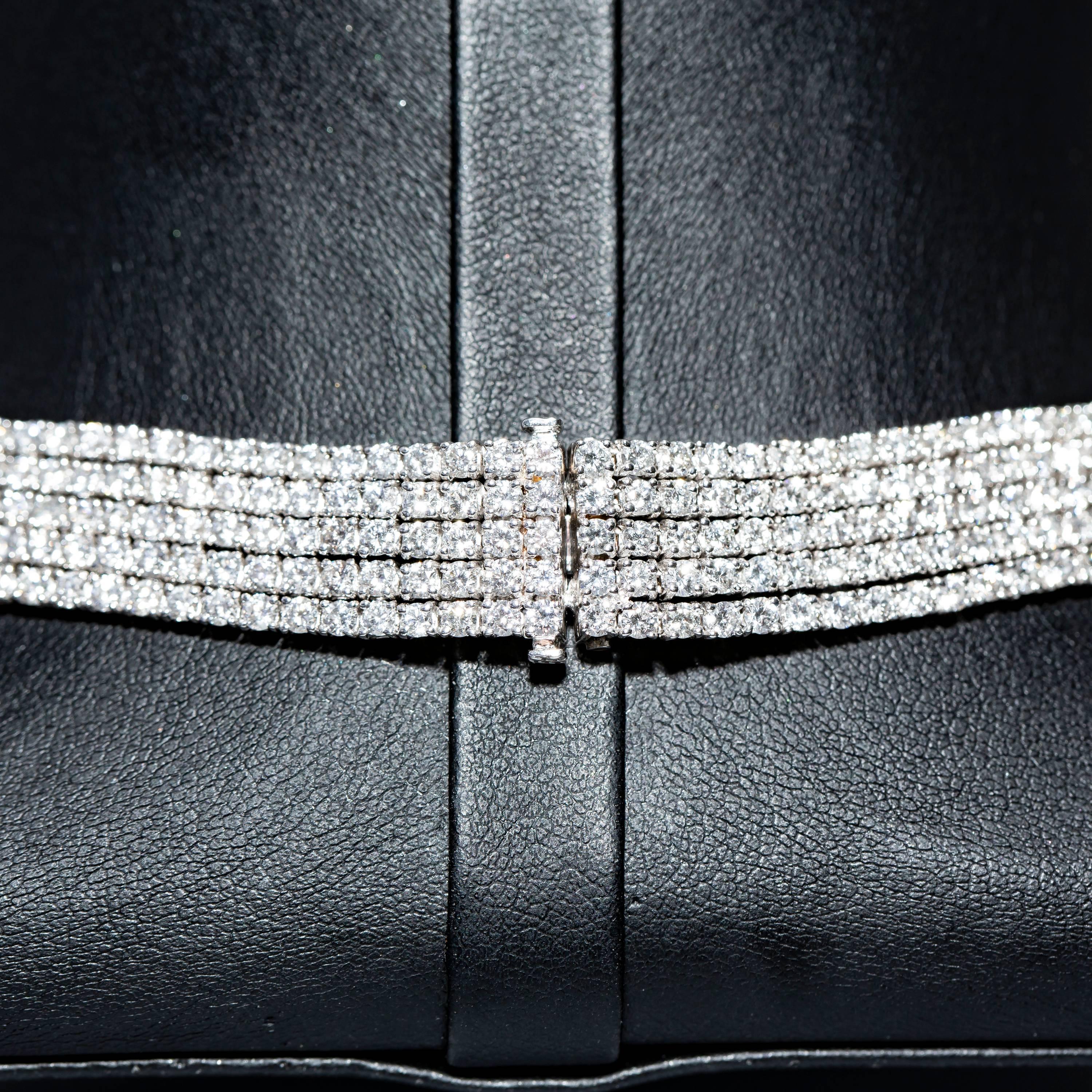 46.62 Carat Round Brilliant 18 Karat White Gold Diamond layered Line Necklace  In New Condition For Sale In London, GB