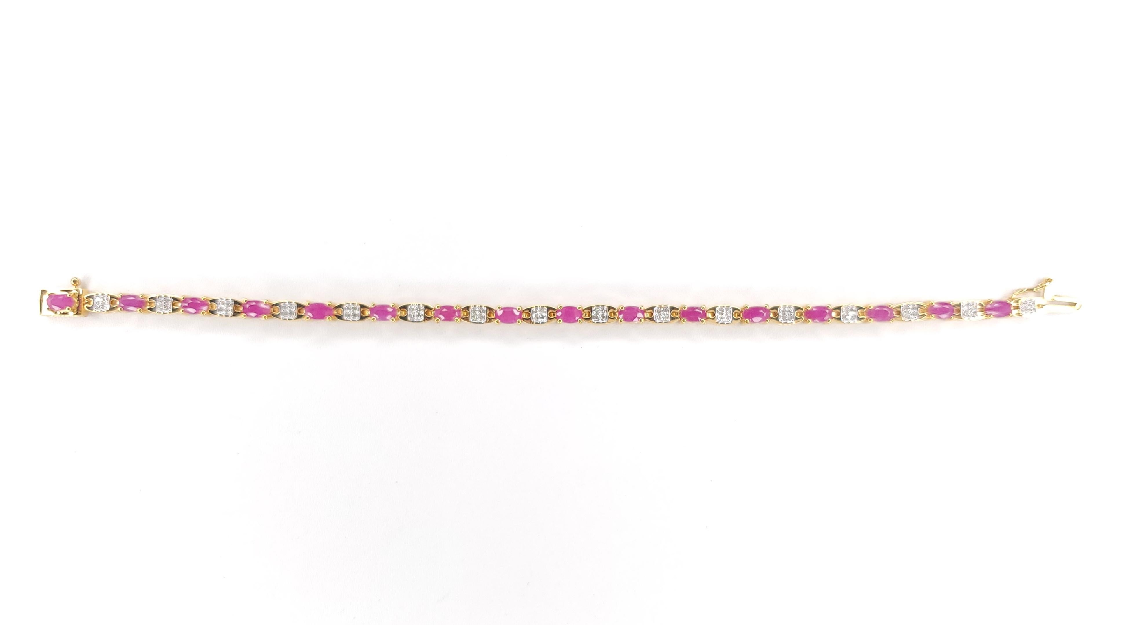 4.66cttw Johnson Ruby Sterling Silver Bracelet - Size 7

16 Johnson Ruby Oval - 4.32cttw
64 White Diamond - 0.34cttw

.925 Sterling Silver with 18k Yellow Gold Plated Finished 

US Bracelet Size : 7
MSRP : $1,218.00
