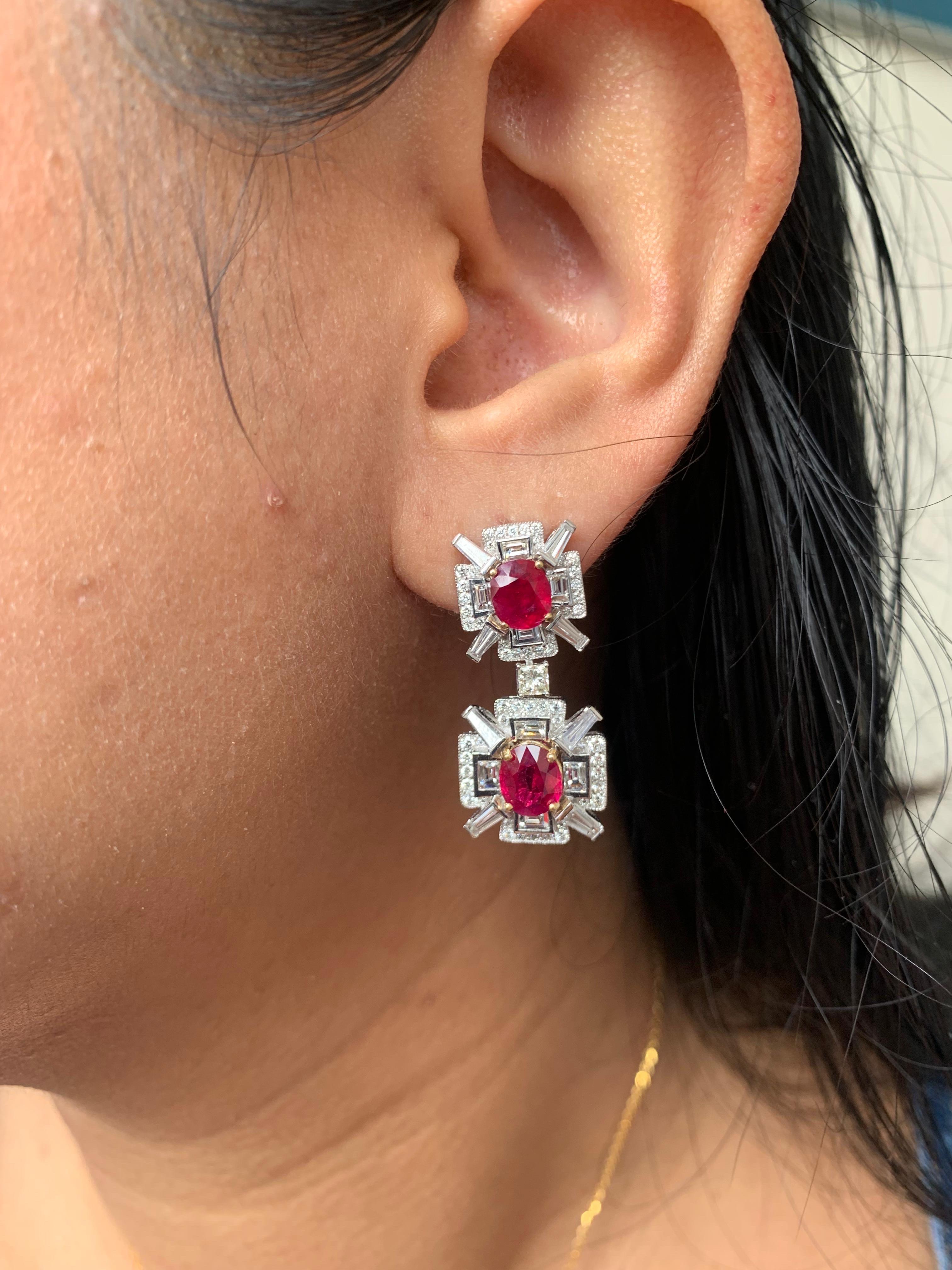 Orecchini con rubino birmano senza calore e diamanti da 4,67 carati in oro bianco da 18 carati In condizioni Nuovo in vendita a Bangkok, TH