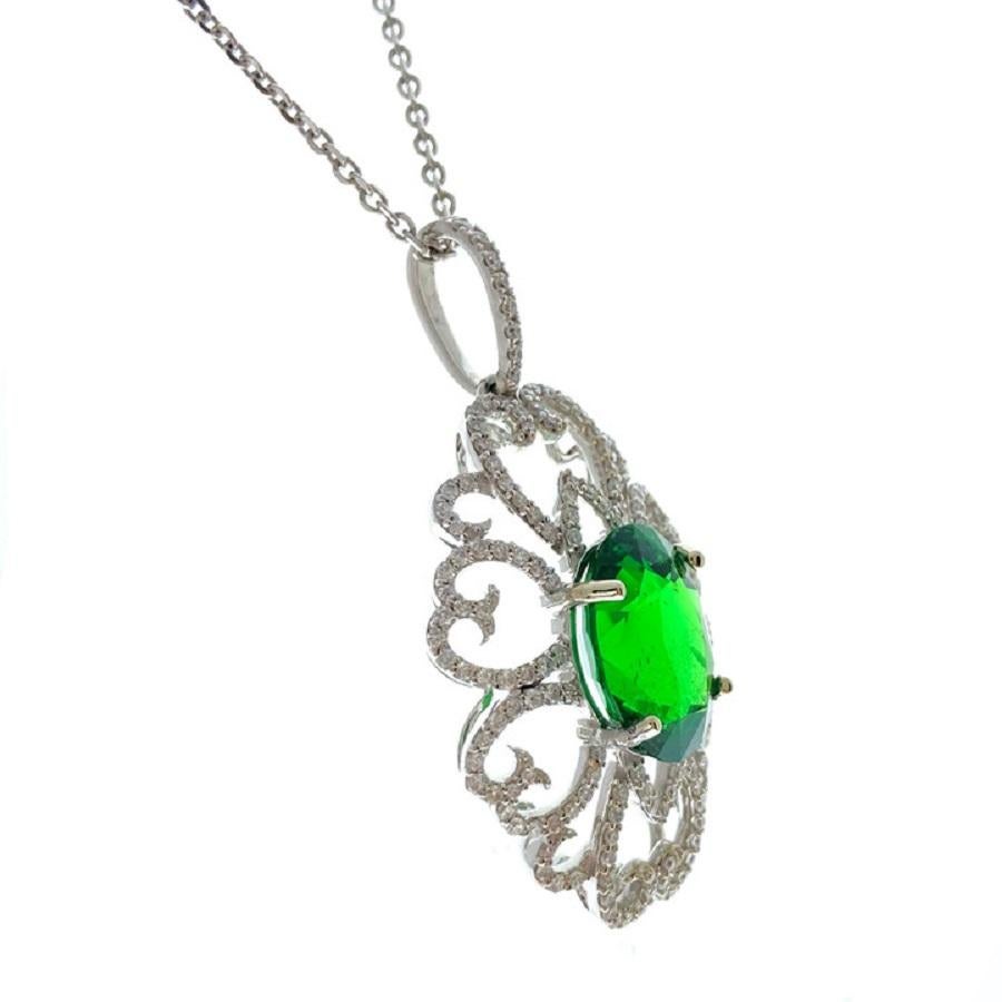 Questo affascinante ciondolo presenta una splendida tsavorite ovale verde da 4,67 carati, famosa per la sua tonalità vivida e radiosa e per la sua eccezionale purezza. La tsavorite è elegantemente incastonata in una montatura in oro bianco 14k, che