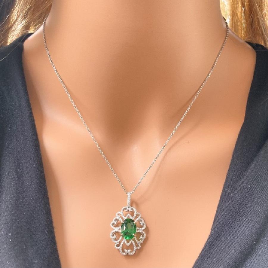 Taglio ovale Ciondolo con tsavorite verde ovale e diamanti da 4,67 carati in oro bianco 14k in vendita