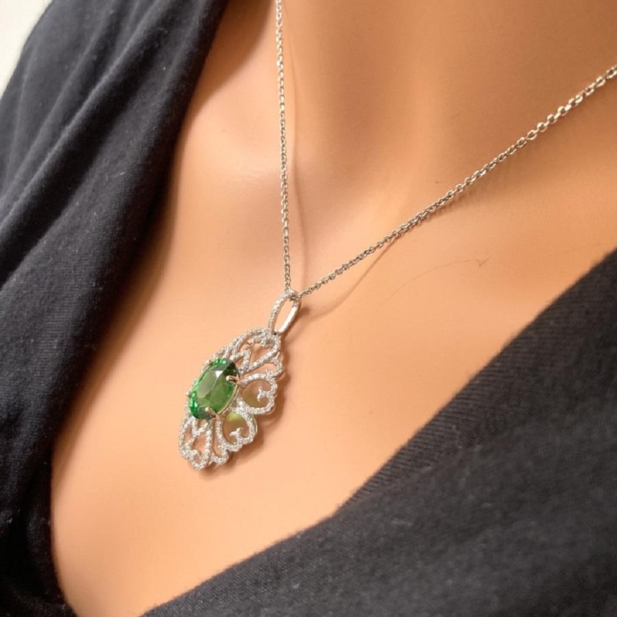 Ciondolo con tsavorite verde ovale e diamanti da 4,67 carati in oro bianco 14k In condizioni Nuovo in vendita a Chicago, IL