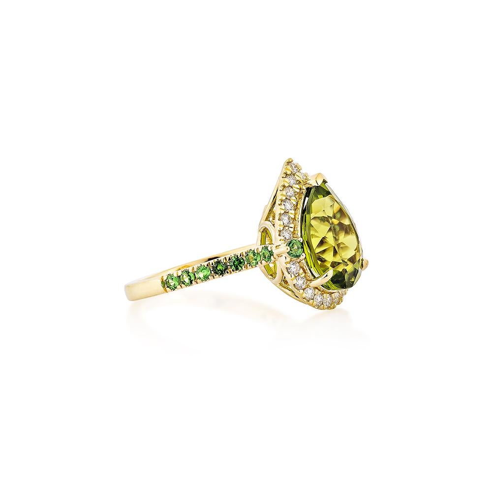 Diese Kollektion bietet eine Auswahl der Olivia-Farbtöne des Peridots. Einzigartig gestaltet dieser Ring mit Tsavorit und Diamanten in Gelbgold, um ein reiches und königliches Aussehen zu präsentieren.

Peridot mit Tsavorit und weißem Diamant Ring