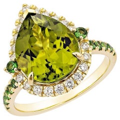 Ring aus 18 Karat Gelbgold mit 4,67 Karat Peridot mit Tsavorit und weißem Diamanten