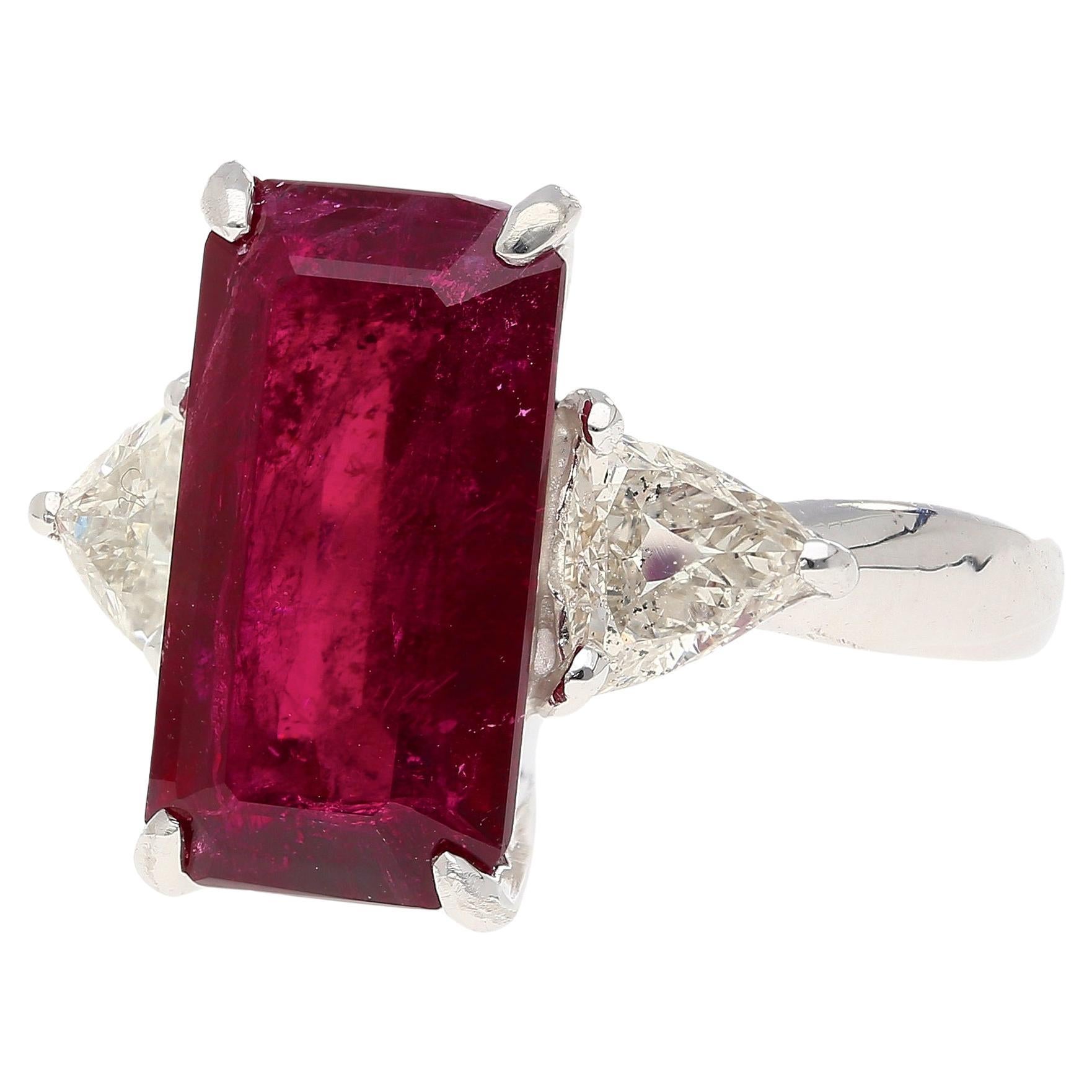 Cet éblouissant rubis naturel de 4,67 carats est la pièce maîtresse de cette bague. Le rubis est taillé en émeraude et serti dans une monture classique à 4 branches. Le platine choisi pour maintenir cette pierre éblouissante en place permet vraiment