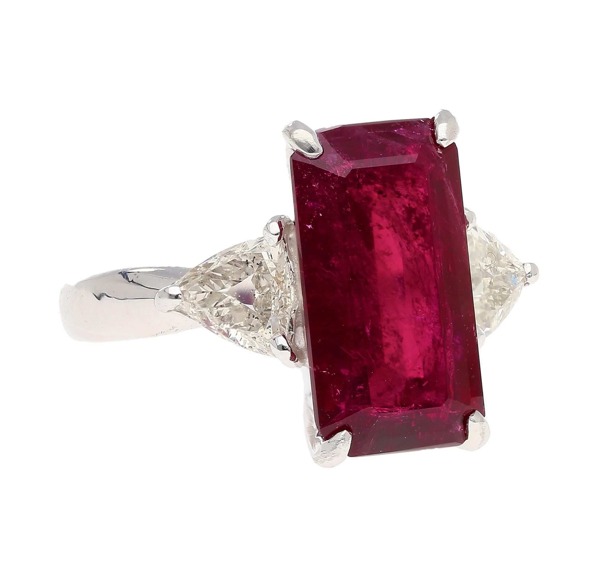 Taille émeraude Bague avec tourmaline rouge de 4,67 carats et diamants en vente