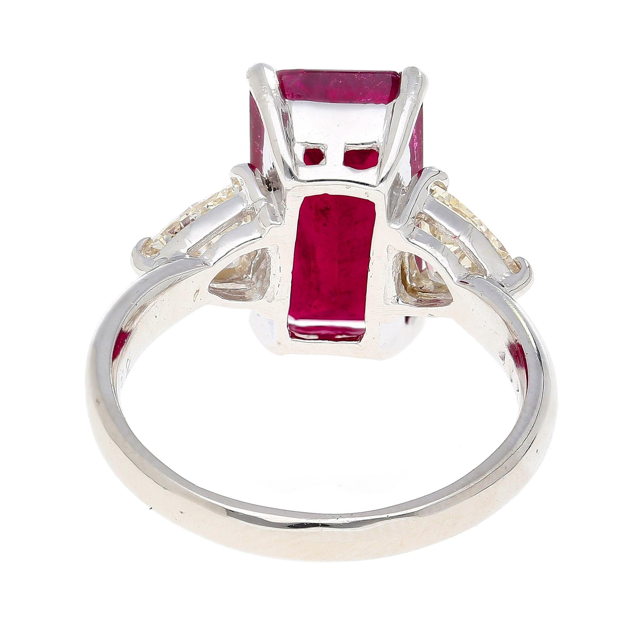 Bague avec tourmaline rouge de 4,67 carats et diamants en vente 1