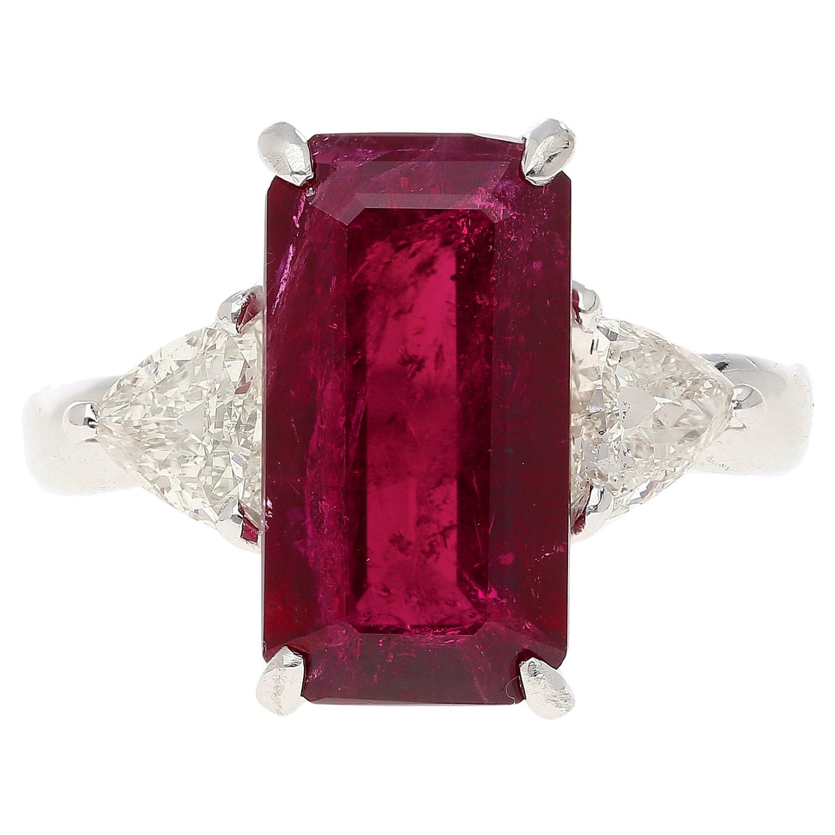 Bague avec tourmaline rouge de 4,67 carats et diamants en vente