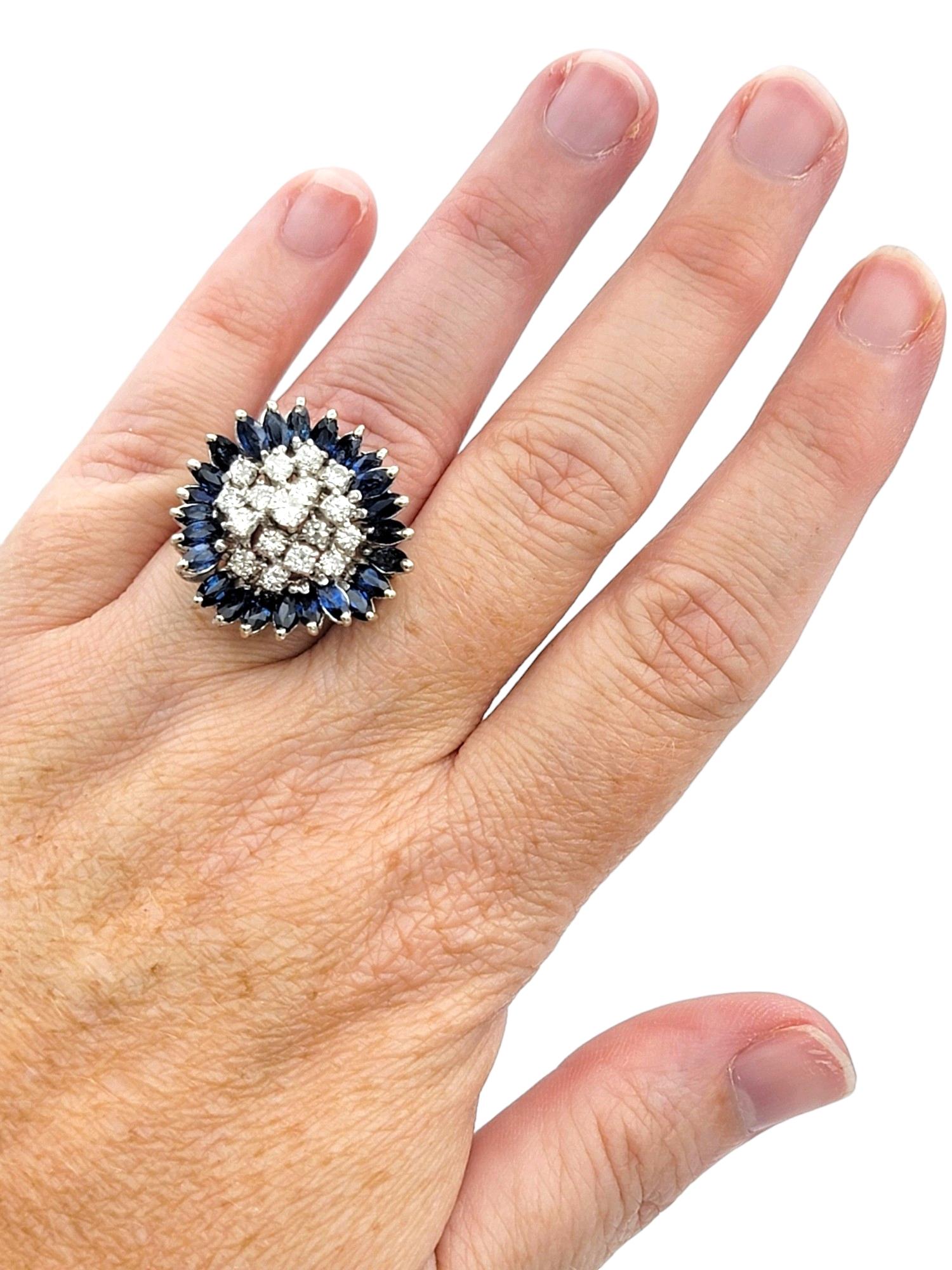 Anillo de cóctel de oro de 14 quilates con zafiro azul y diamantes apilados de 4,67 quilates totales en venta 2