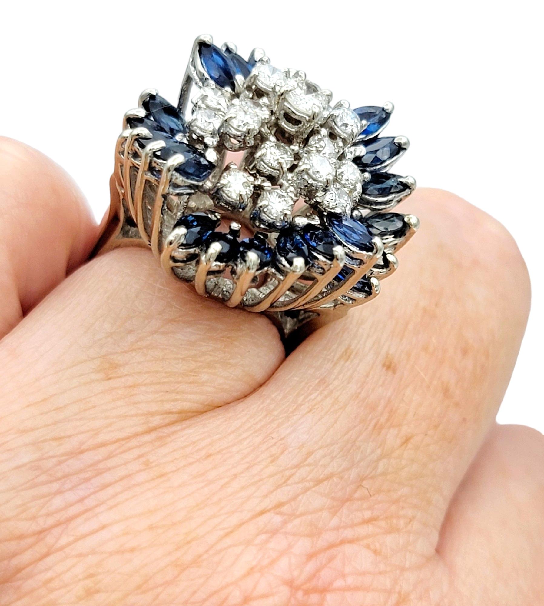 Anillo de cóctel de oro de 14 quilates con zafiro azul y diamantes apilados de 4,67 quilates totales en venta 3