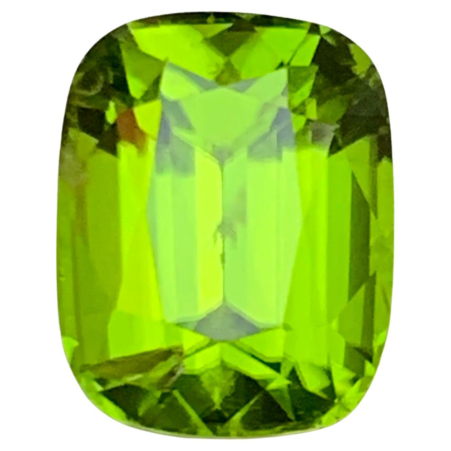 4.67 Carat Vivid Green Natural Peridot Cushion Cut Loose Gemstone from Pakistan en vente