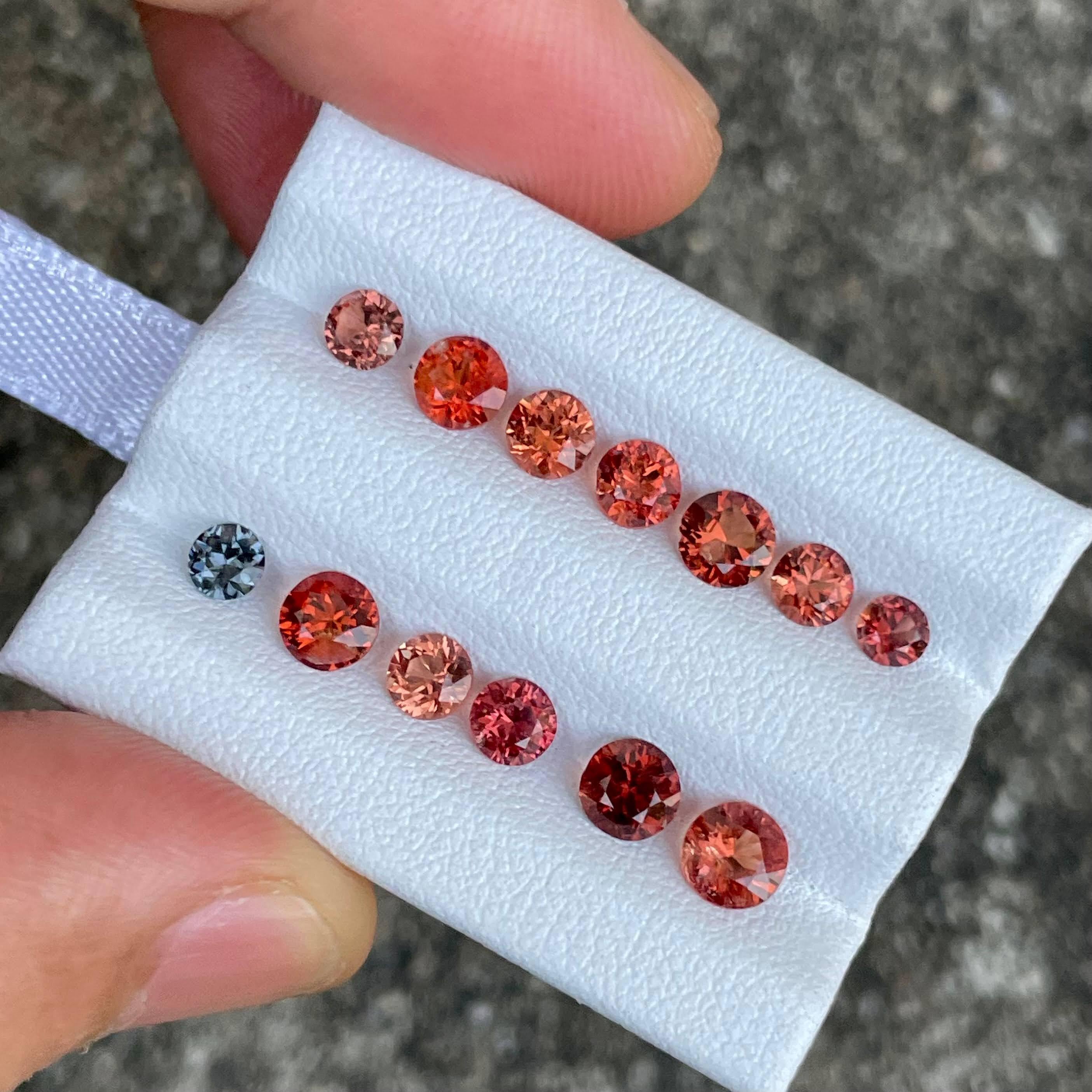 4,67 Karat 13 Stück natürliche Spinellsteine mit Rundschliff aus Burma (Moderne) im Angebot