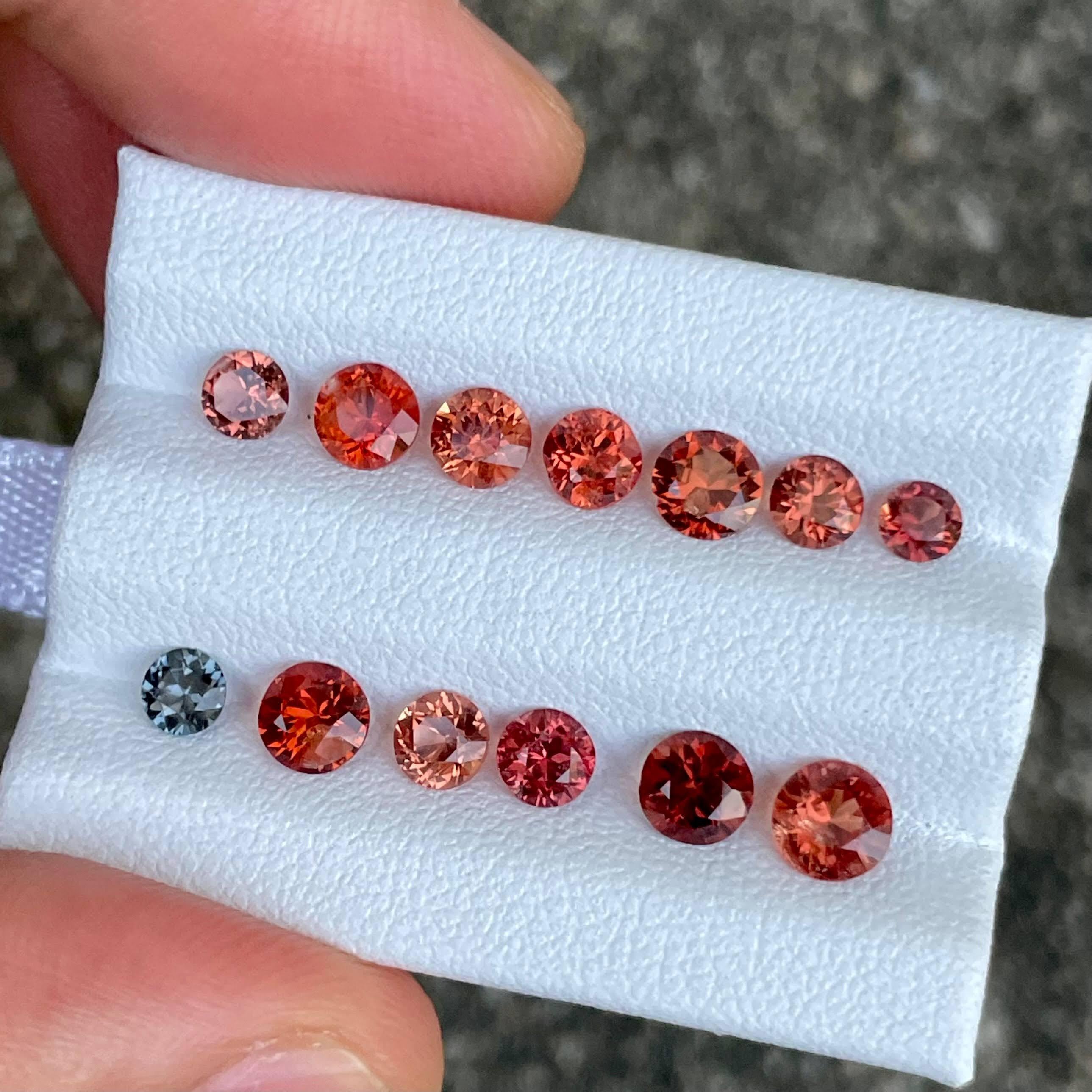 4,67 Karat 13 Stück natürliche Spinellsteine mit Rundschliff aus Burma im Zustand „Neu“ im Angebot in Bangkok, TH