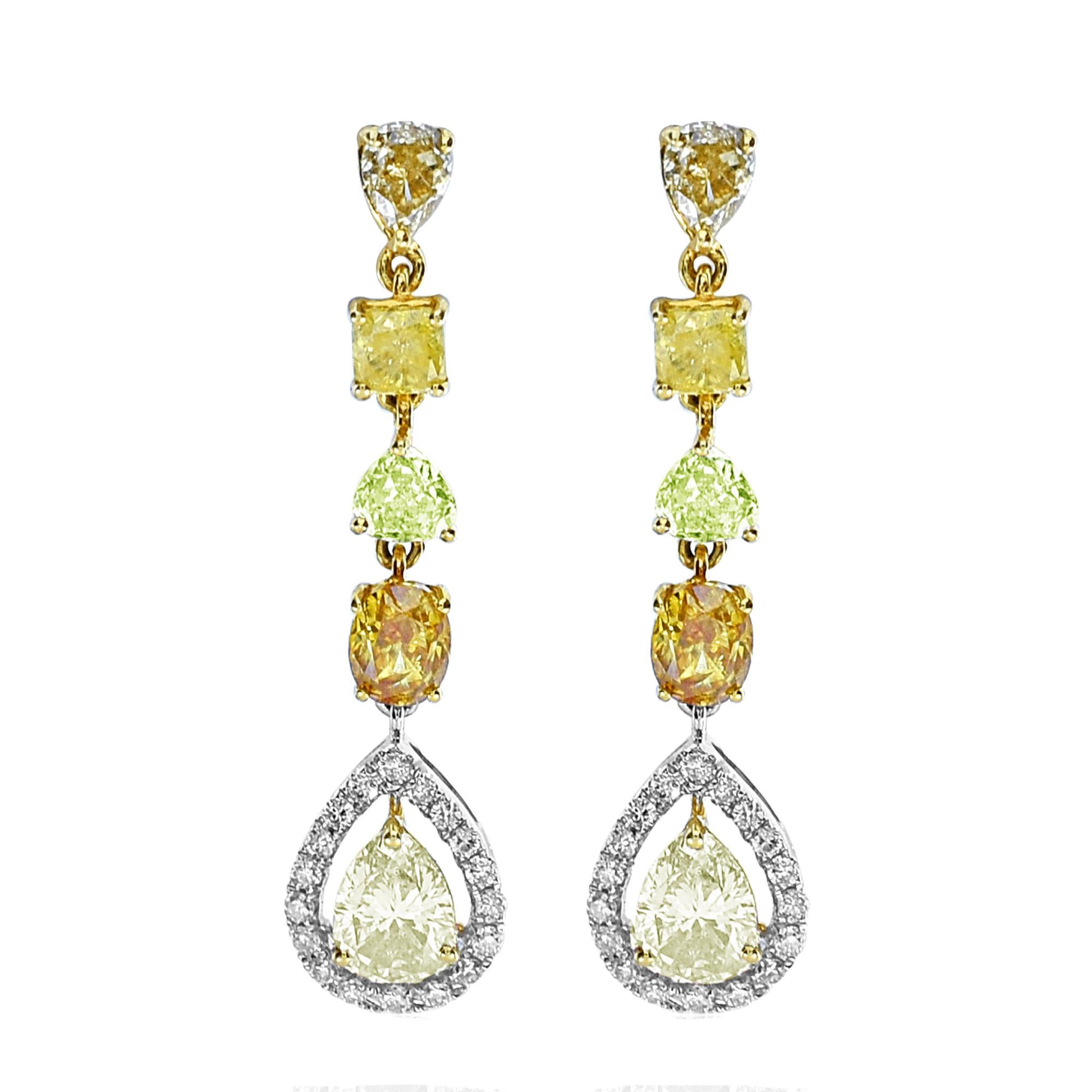 Taille mixte Boucles d'oreilles en or blanc et jaune avec diamants blancs de couleur de 4,67 carats en vente