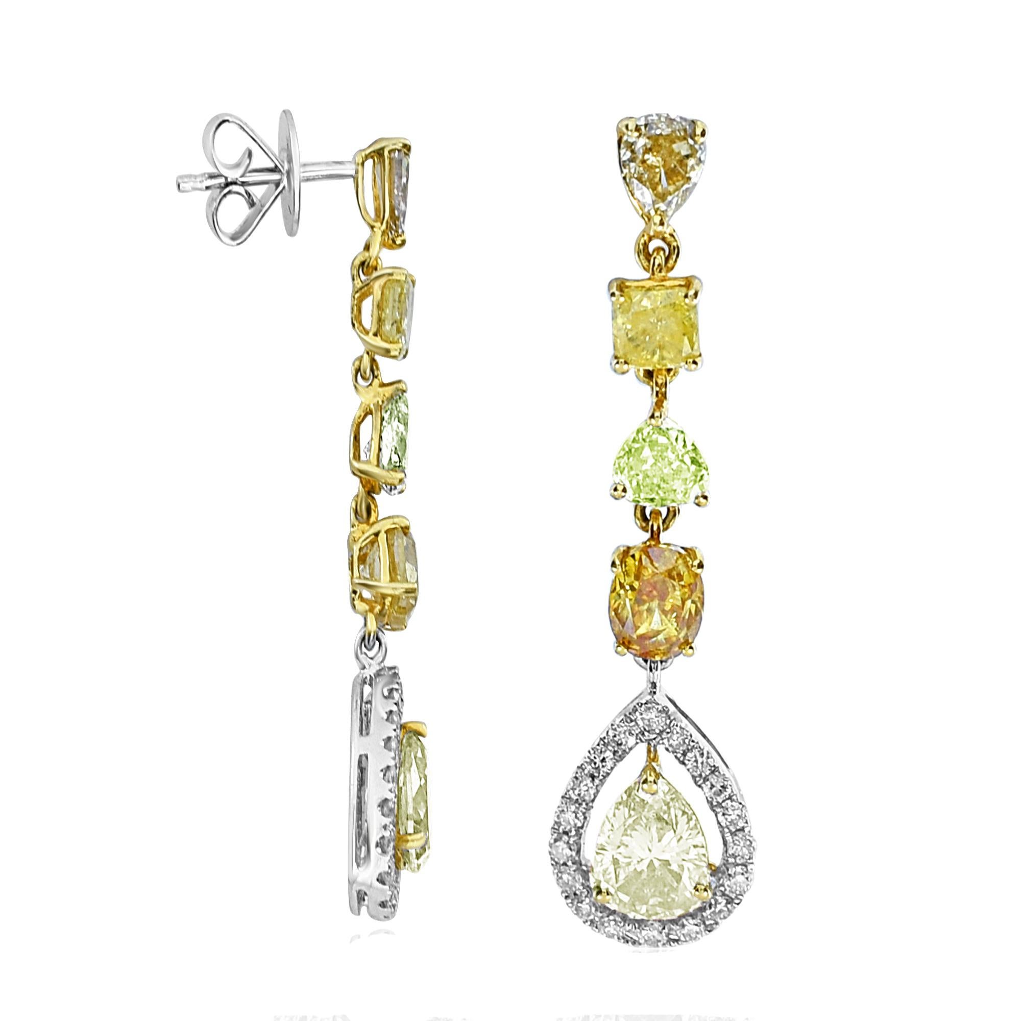 Boucles d'oreilles en or blanc et jaune avec diamants blancs de couleur de 4,67 carats Neuf - En vente à New York, NY