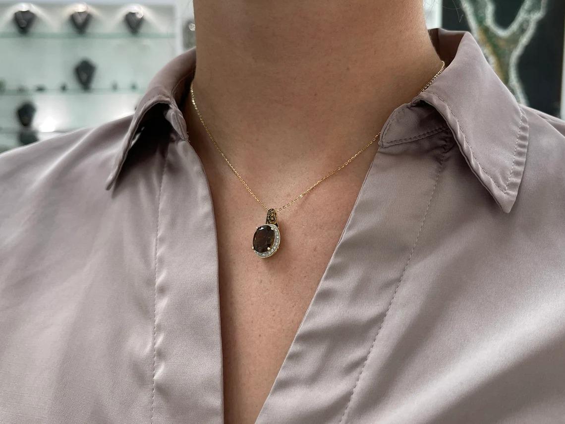 Colgante de oro de 10 quilates con topacio ahumado natural, diamante y diamante amarillo de 4,67 tcw Corte oval en venta