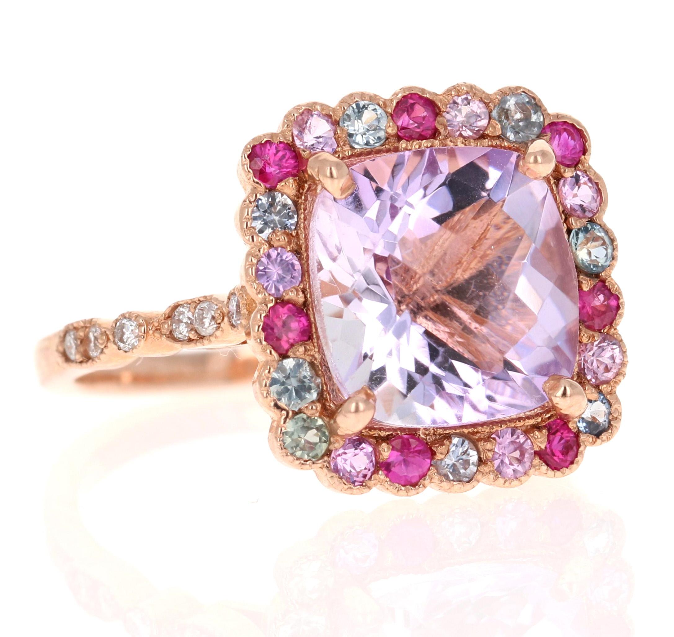 Bague cocktail en améthyste, saphirs multicolores et diamants.  Une belle combinaison de beauté colorée et étincelante !

Cette pièce unique a été soigneusement conçue par notre designer interne !

Cette bague est ornée d'une vibrante améthyste de