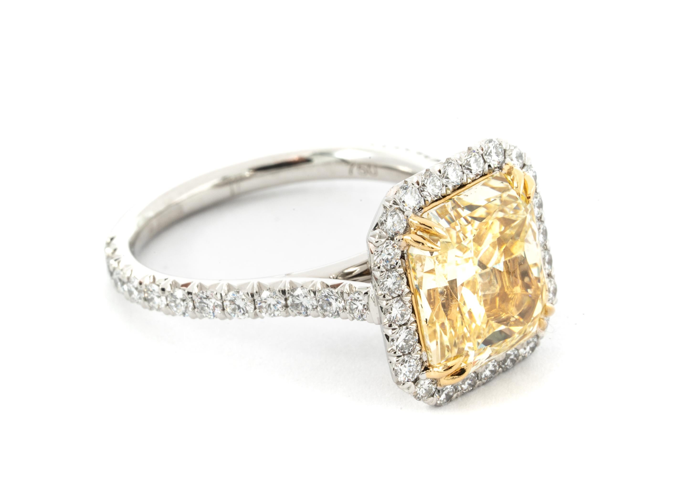 4,68 Karat Fancy Yellow Diamantring mit Strahlenschliff
GIA Grading Bericht enthalten ( # 15321851 ) 
Ring ist hervorgehoben mit  48 runde Diamanten mit einem Gesamtgewicht von 0,87 Karat, Farbe G, Reinheit Vs  
Zusammenfassung:
Zentrum: .4.68 Ct