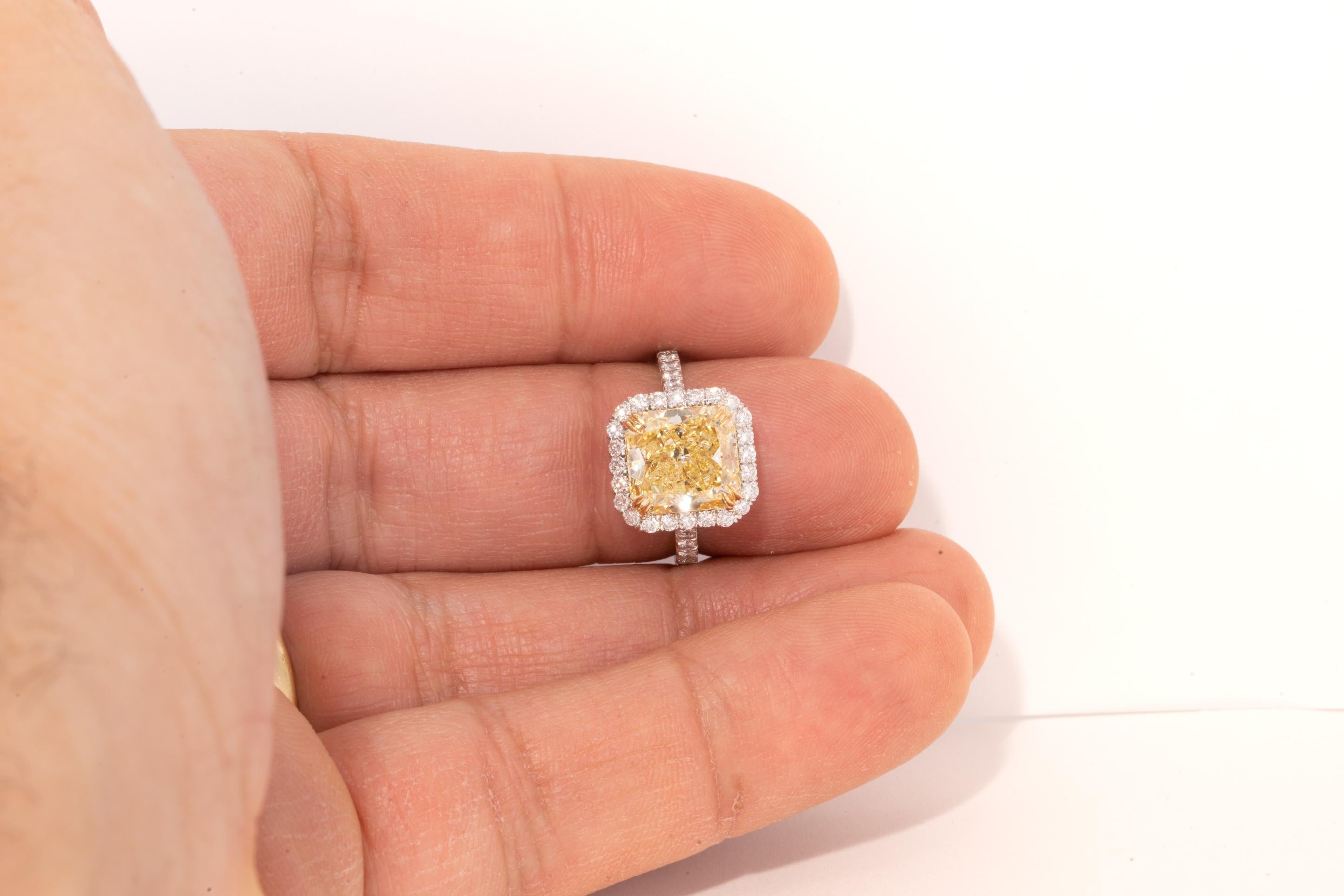 4,68 Ct  Fancy Yellow Radiant Cut Diamant Verlobungsring GIA Zertifikat im Zustand „Neu“ in New York, NY