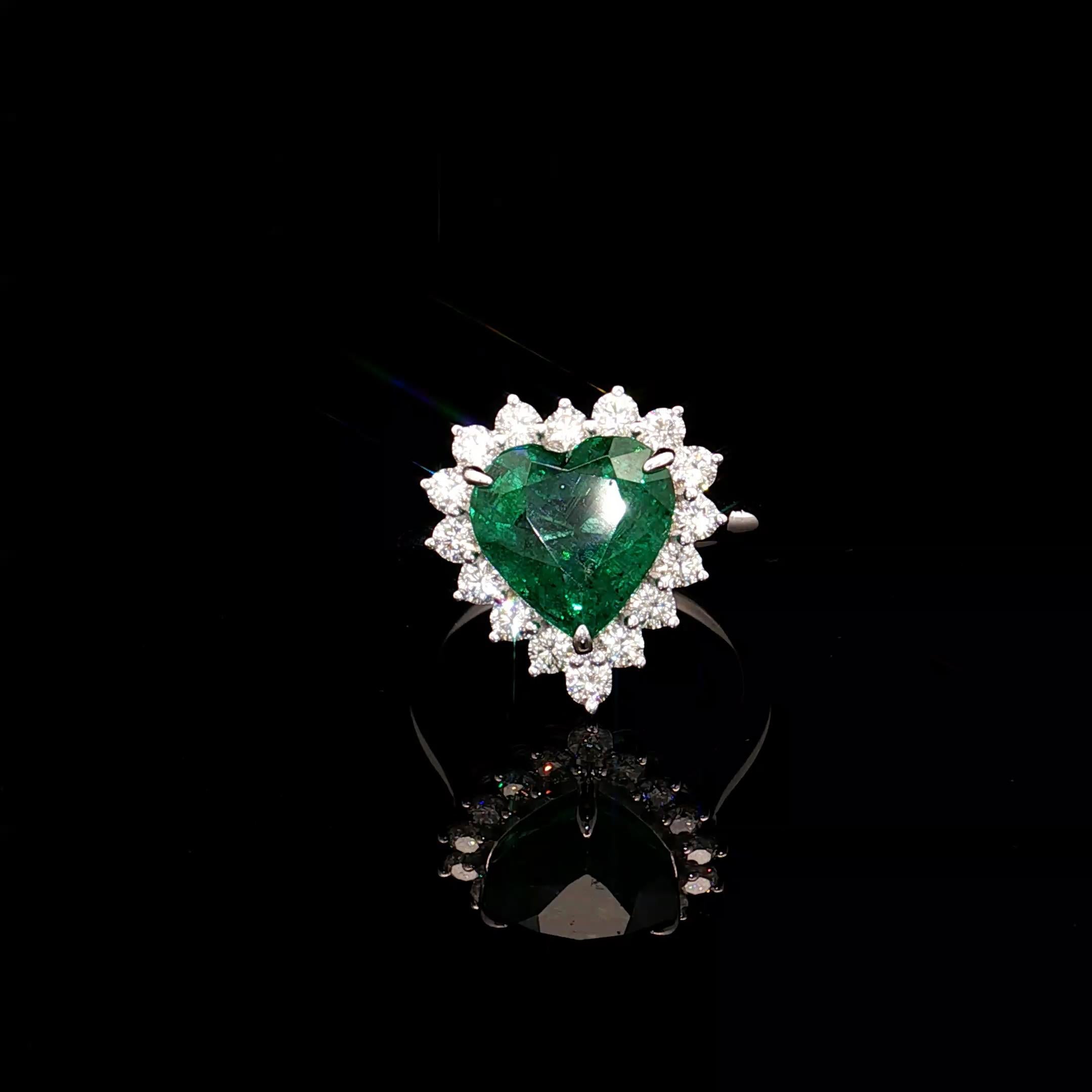 Anello con diamante a cuore di 4,68 carati Nature WG Colour In condizioni Nuovo in vendita a บางรัก, TH