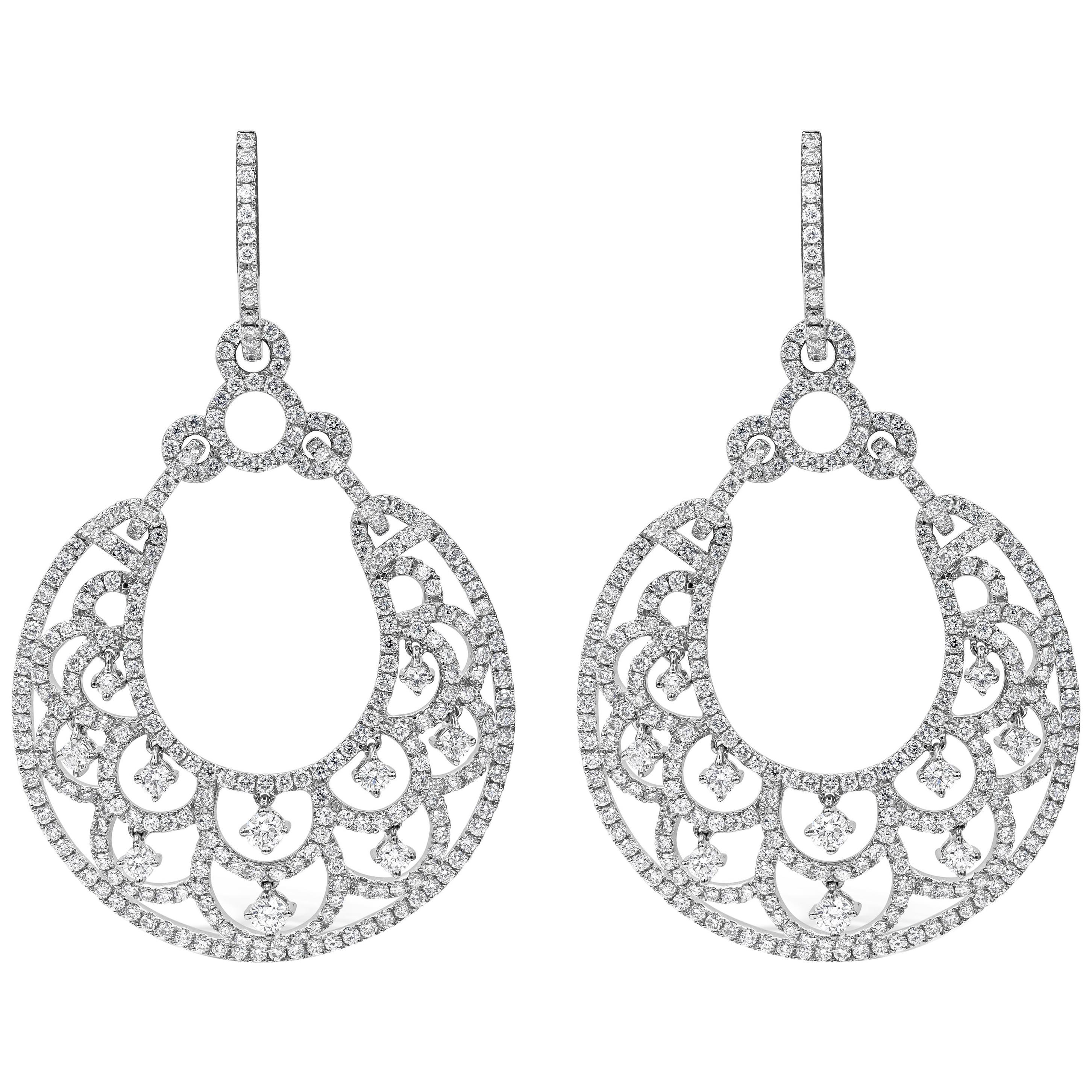 Boucles d'oreilles pendantes en forme de croissant avec diamants ronds de 4,68 carats au total en vente
