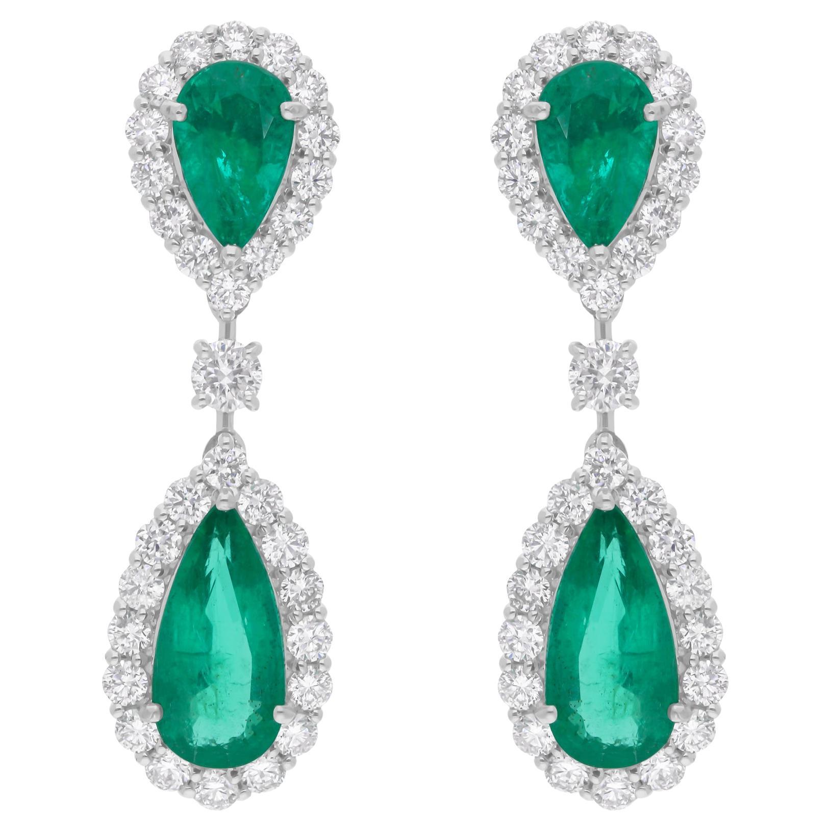 Boucles d
oreilles en or blanc 14 carats avec émeraude de Zambie de 4,68 carats et diamants de 1,96 carat SI/H