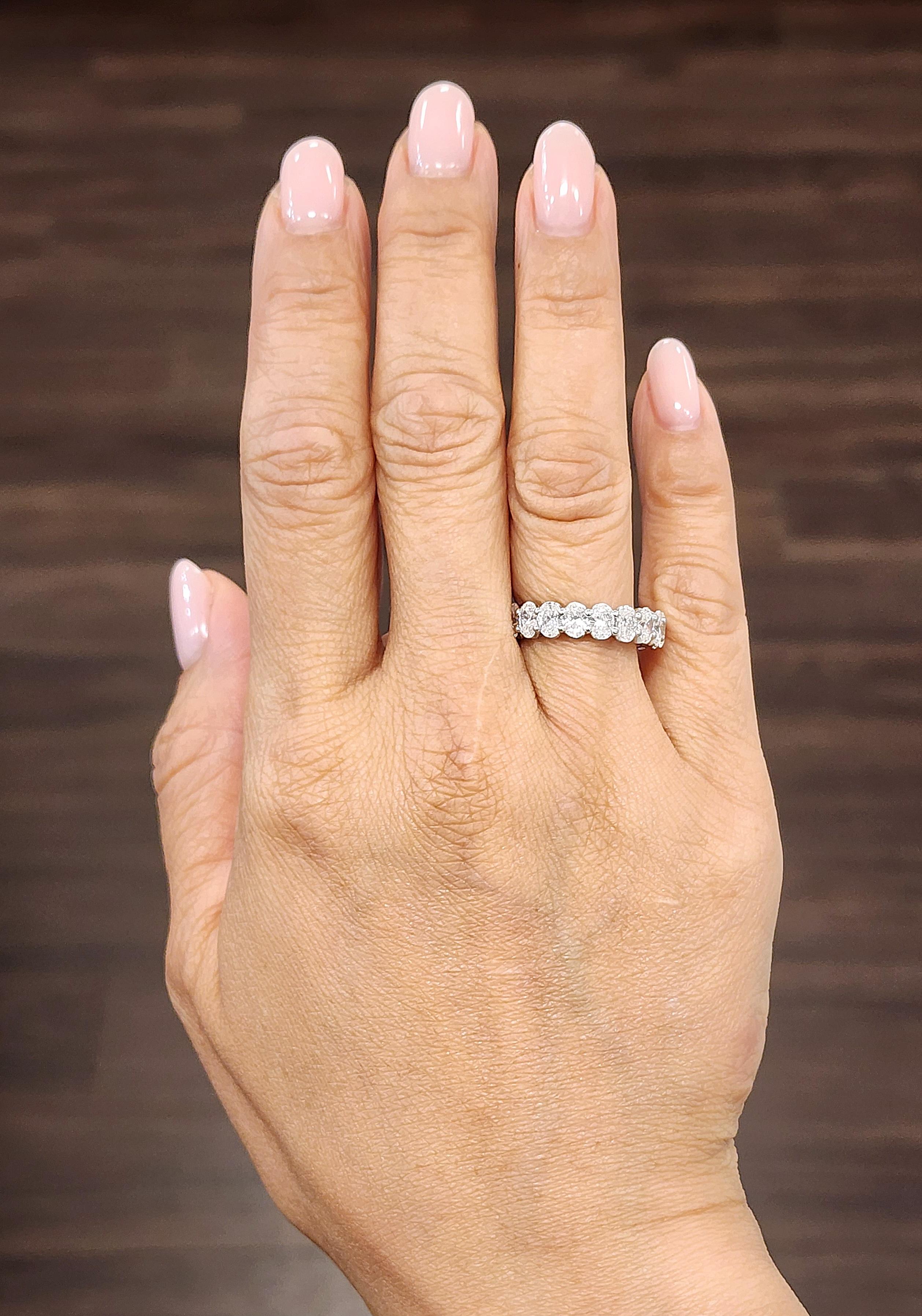 Dieser wunderschöne Ewigkeitsring besteht aus 19 Ovalen, die in Platin gefasst sind. Die Diamanten haben eine Farbe von F/G und eine Reinheit von VS1/VS2. Ein wunderschöner Ring, der jede Garderobe ergänzt.