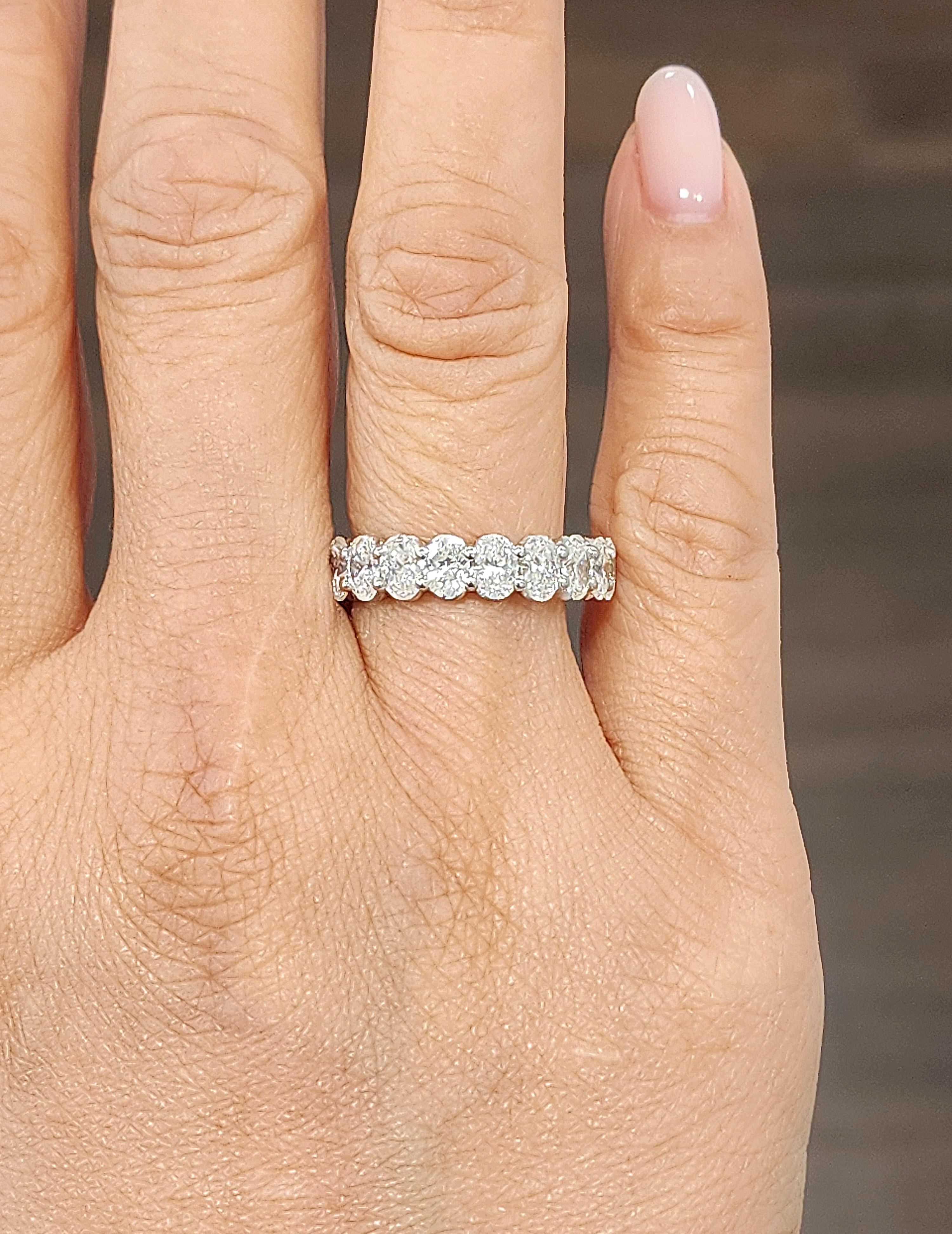 4.68 ct Ovaler Diamant Ewigkeitsring (Ovalschliff) im Angebot