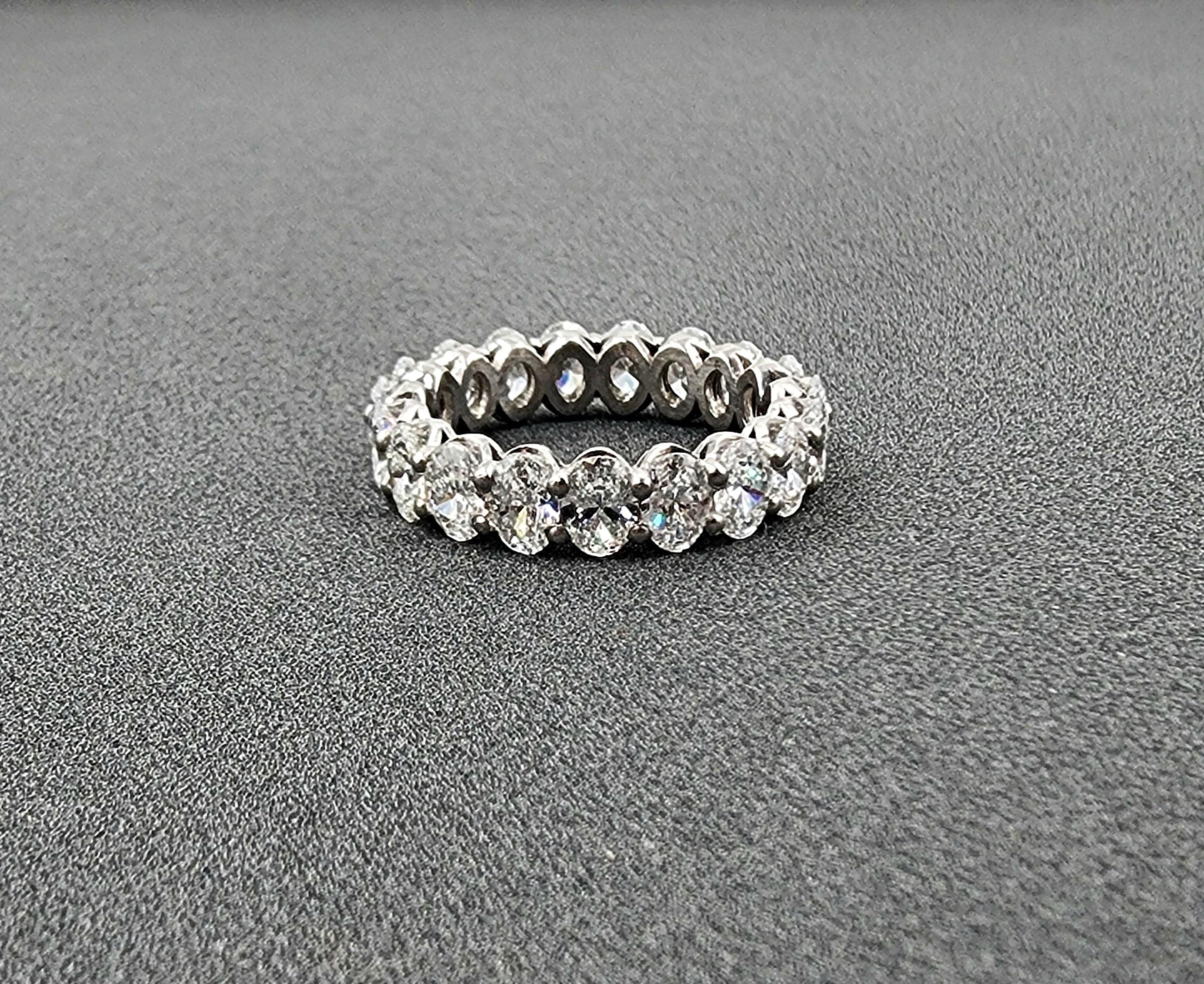 4.68 ct Ovaler Diamant Ewigkeitsring im Zustand „Neu“ im Angebot in Chicago, IL