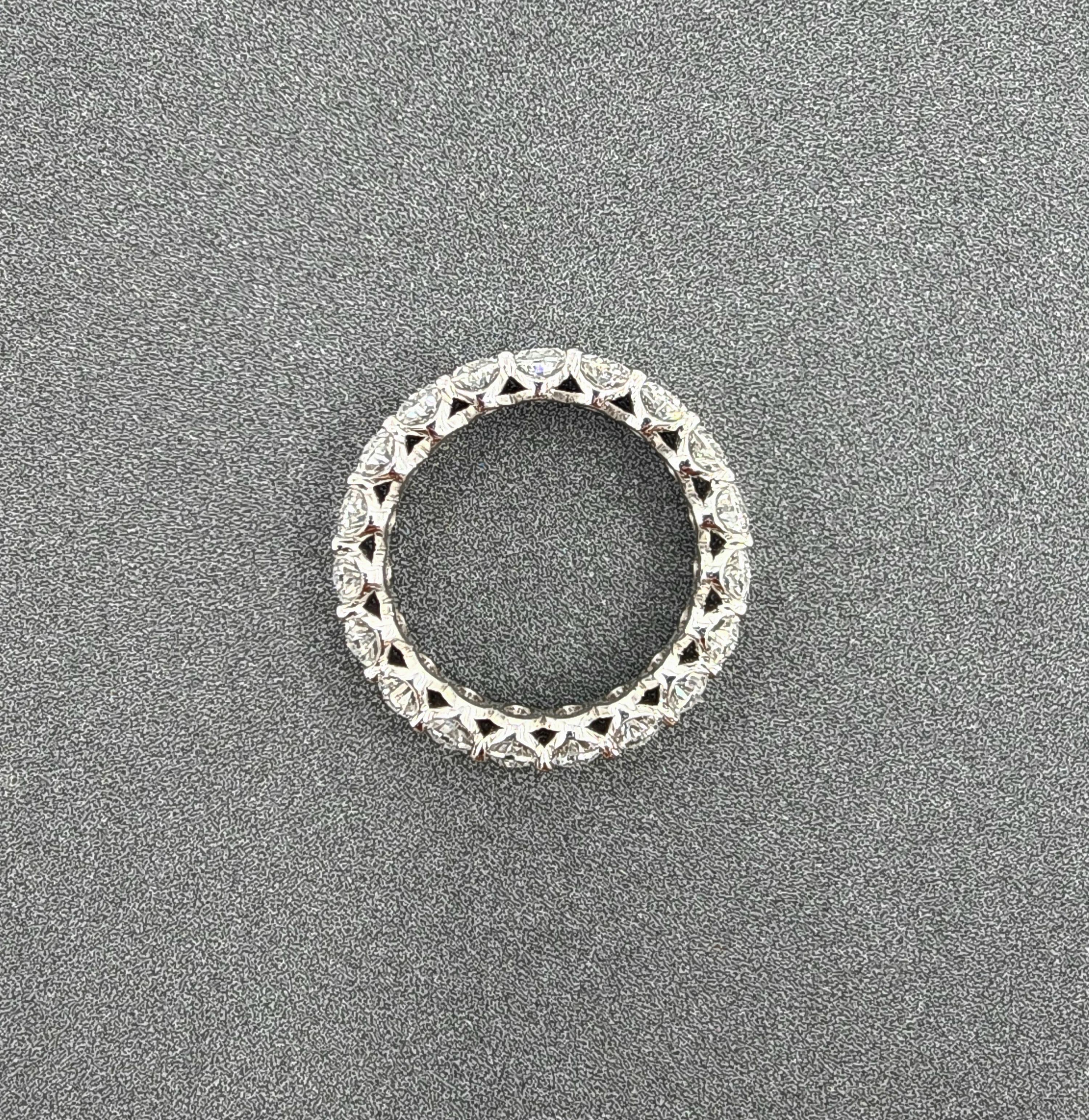 4.68 ct Ovaler Diamant Ewigkeitsring für Damen oder Herren im Angebot