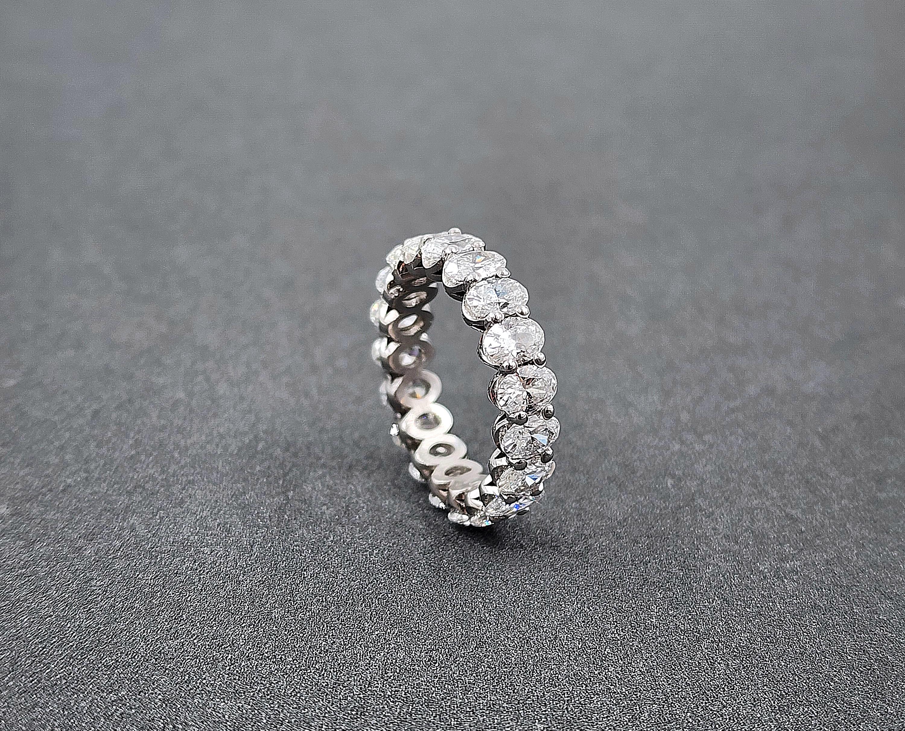 4.68 ct Ovaler Diamant Ewigkeitsring im Angebot 2