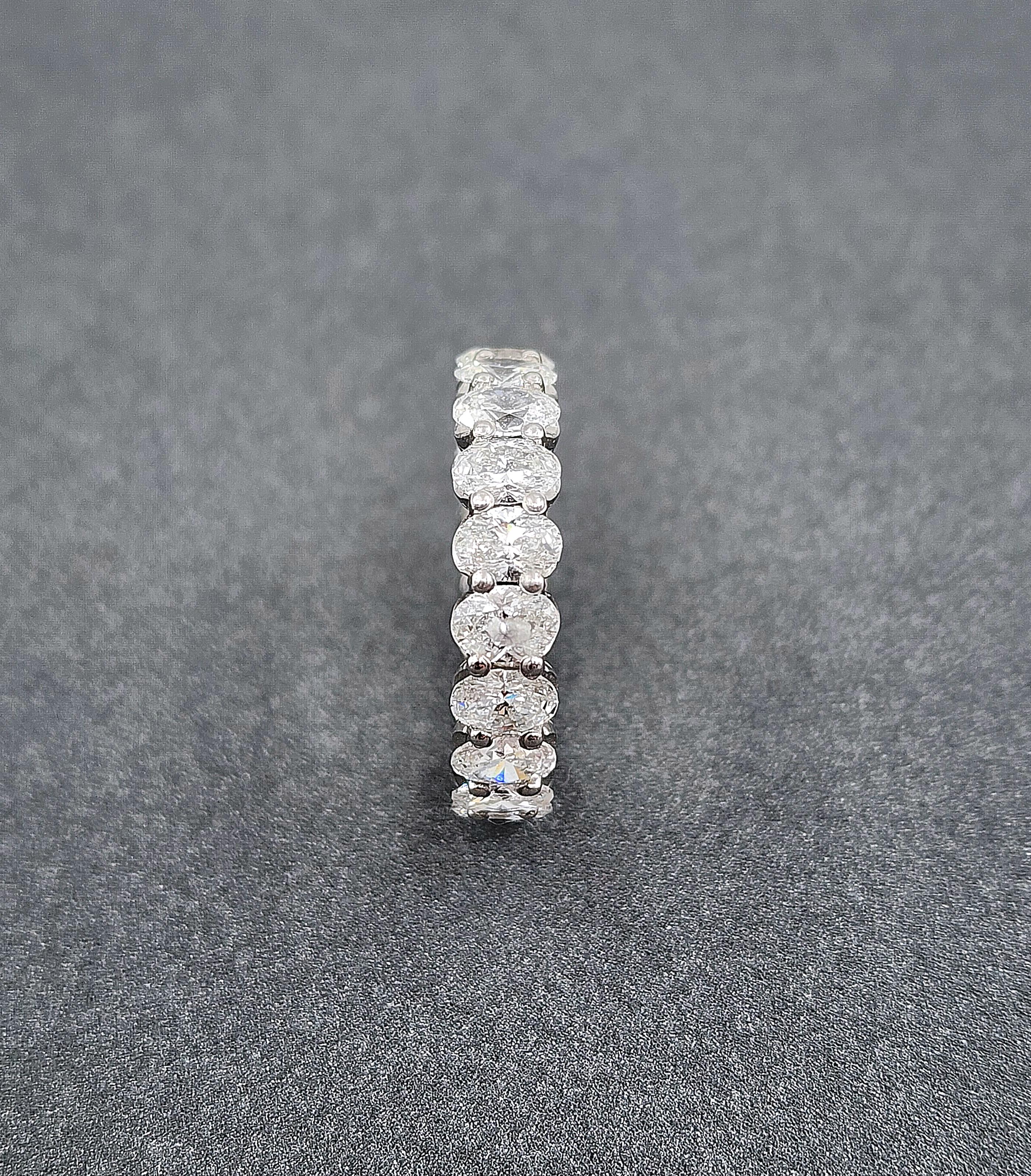 4.68 ct Ovaler Diamant Ewigkeitsring im Angebot 3