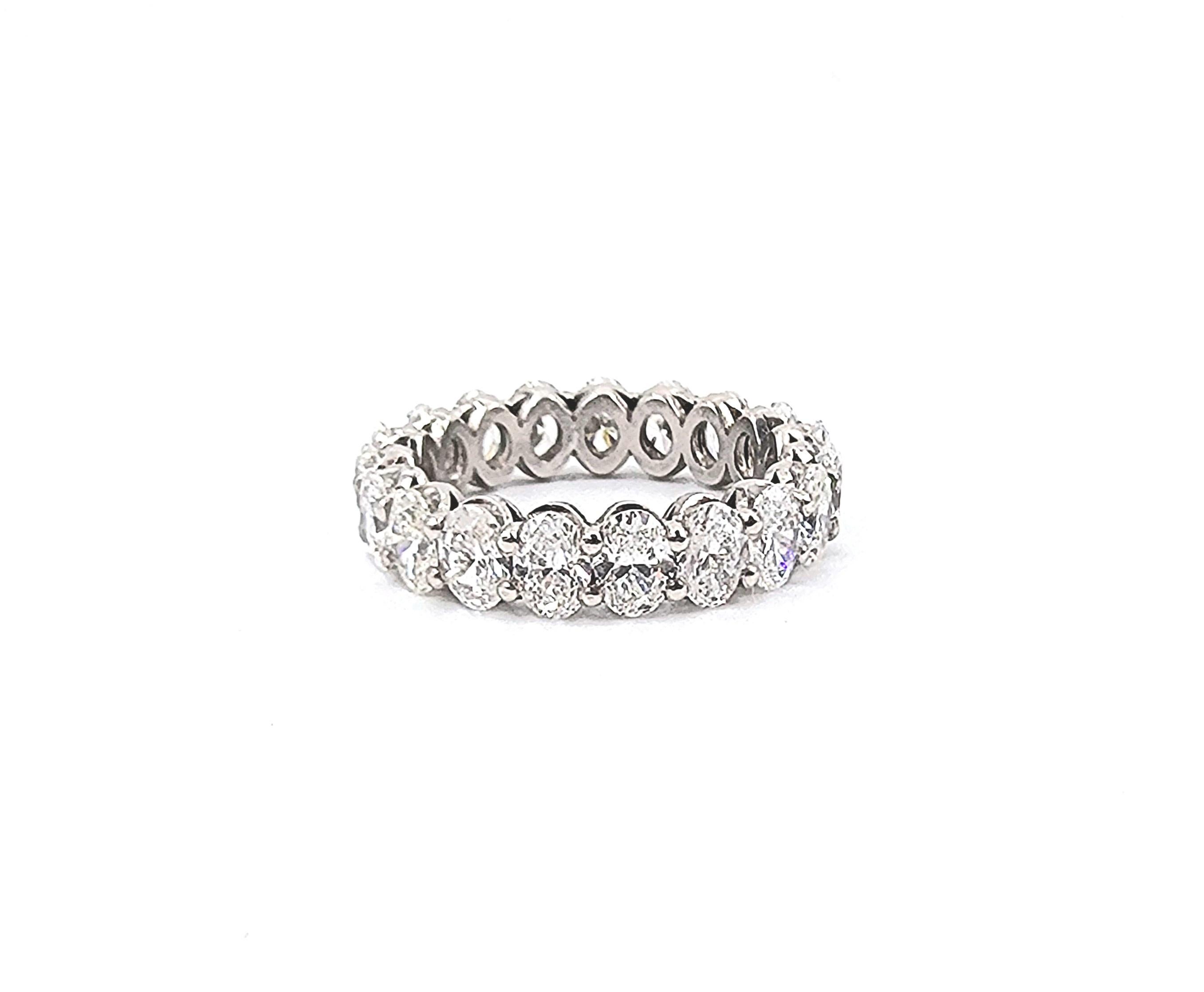 4.68 ct Ovaler Diamant Ewigkeitsring im Angebot 4
