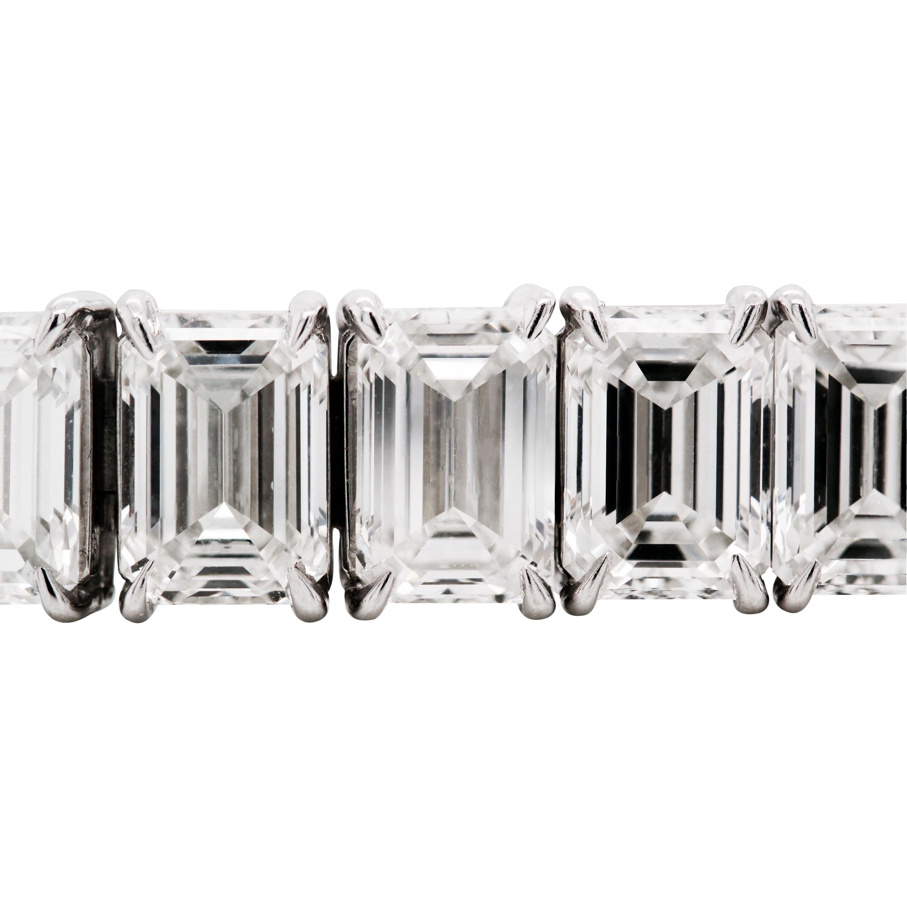 Platin-Tennisarmband mit 46,81 Karat GIA-zertifizierten Diamanten im Smaragdschliff im Zustand „Neu“ in Boca Raton, FL