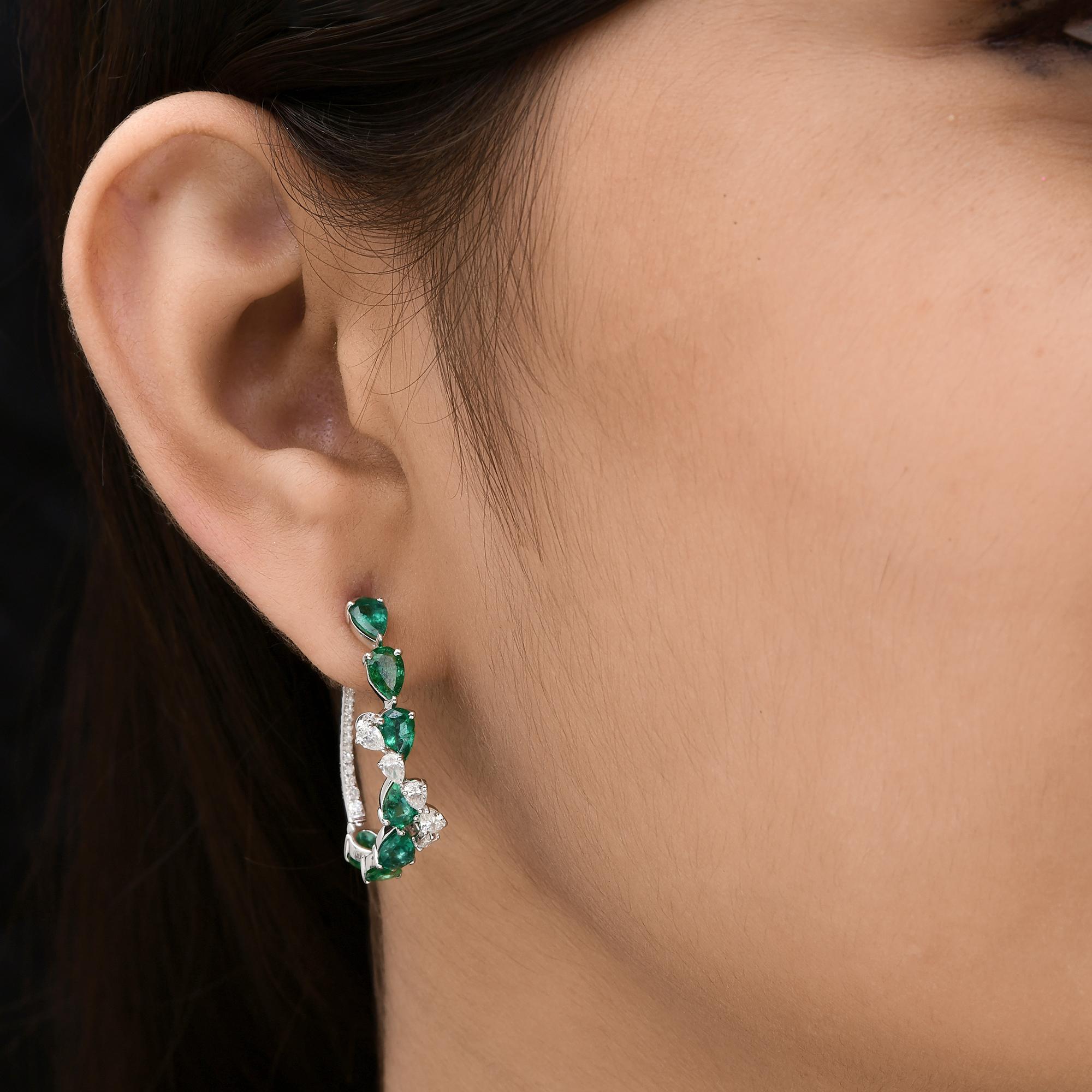 Code d'article :- SEE-17382A
Poids brut :- 7.72 gm
Or blanc massif 18k Poids :- 6.56 gm
Poids du diamant Nature :- 1,10 ct.  ( DIAMANT MOYEN DE PURETÉ SI1-SI2 ET DE COULEUR H-I )
Émeraude de Zambie Poids :- 4,68 ct.
Taille des boucles d'oreilles :-
