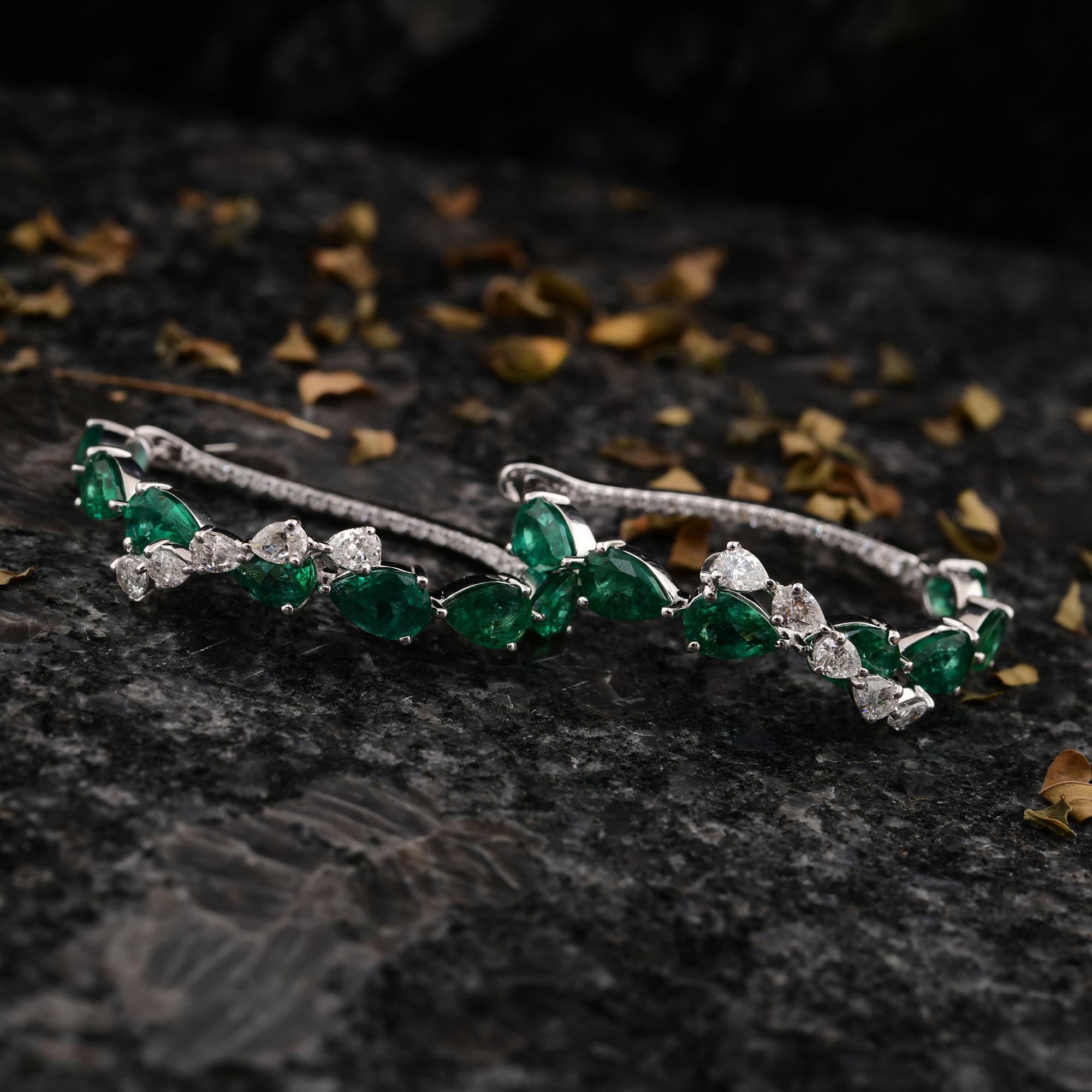 Art déco 4.68ct Zambian Emerald Diamond Hoop Earrings in 18 Karat White Gold Fine Jewelry (Boucles d'oreilles en or blanc 18 carats avec émeraude zambienne et diamant) en vente