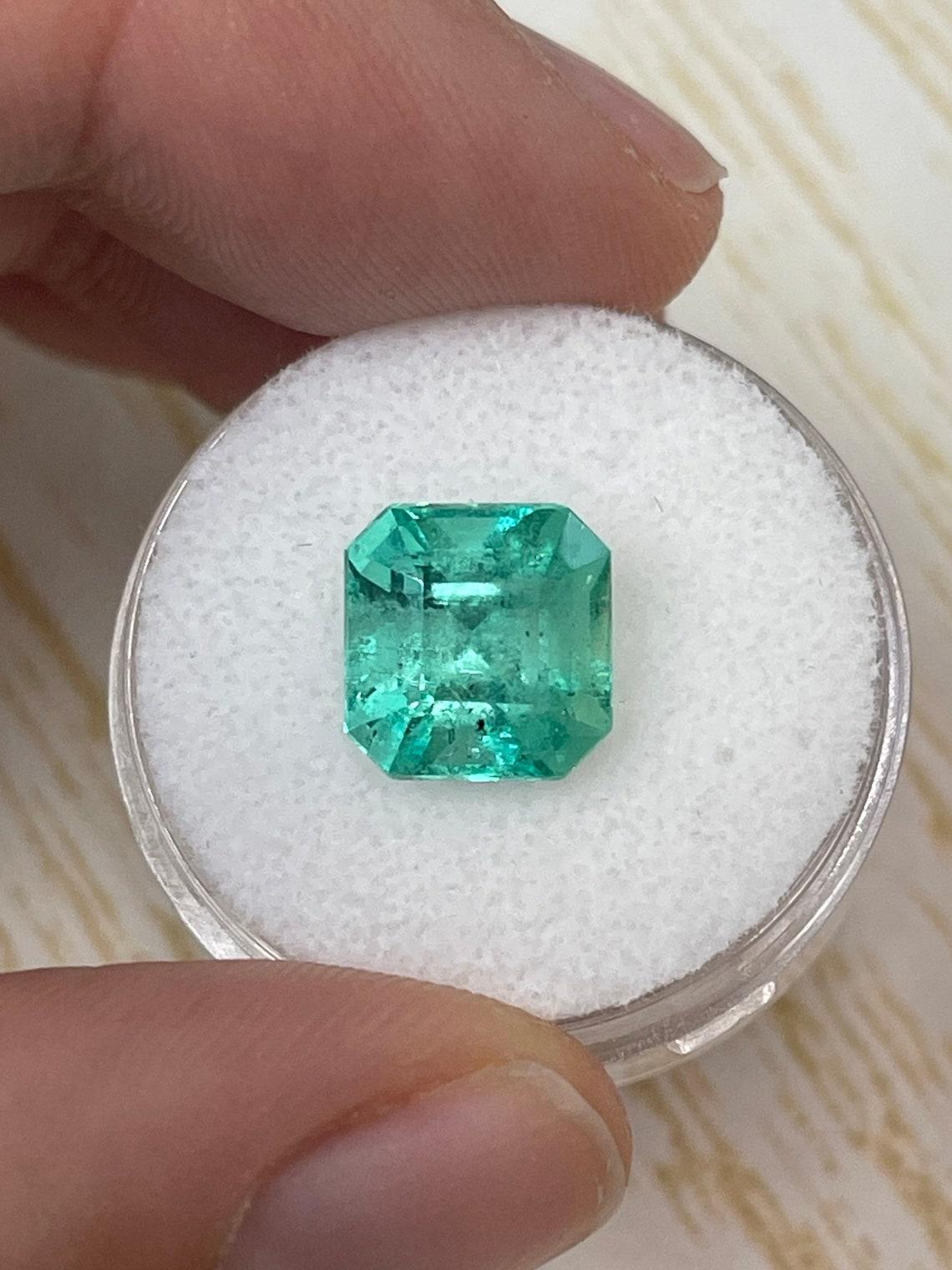 A. Stone: Smeraldo
Peso: 4,69 carati
Forma: Taglio Asscher
Chiarezza: Trasparente
Lucentezza: Molto buono
Colore: Greene & Greene bluastro
Misure: 9,86 mm x 9,54 mm x 8,17 mm
Origine geografica: Colombia
Trattamento: Naturale, oliatura

Commenti: A
