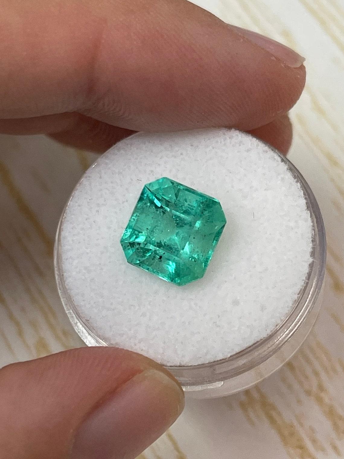 Moderno 4,69 Carati 10x10 Smeraldo colombiano lentigginoso - Taglio Asscher con angoli tagliati Maggio in vendita