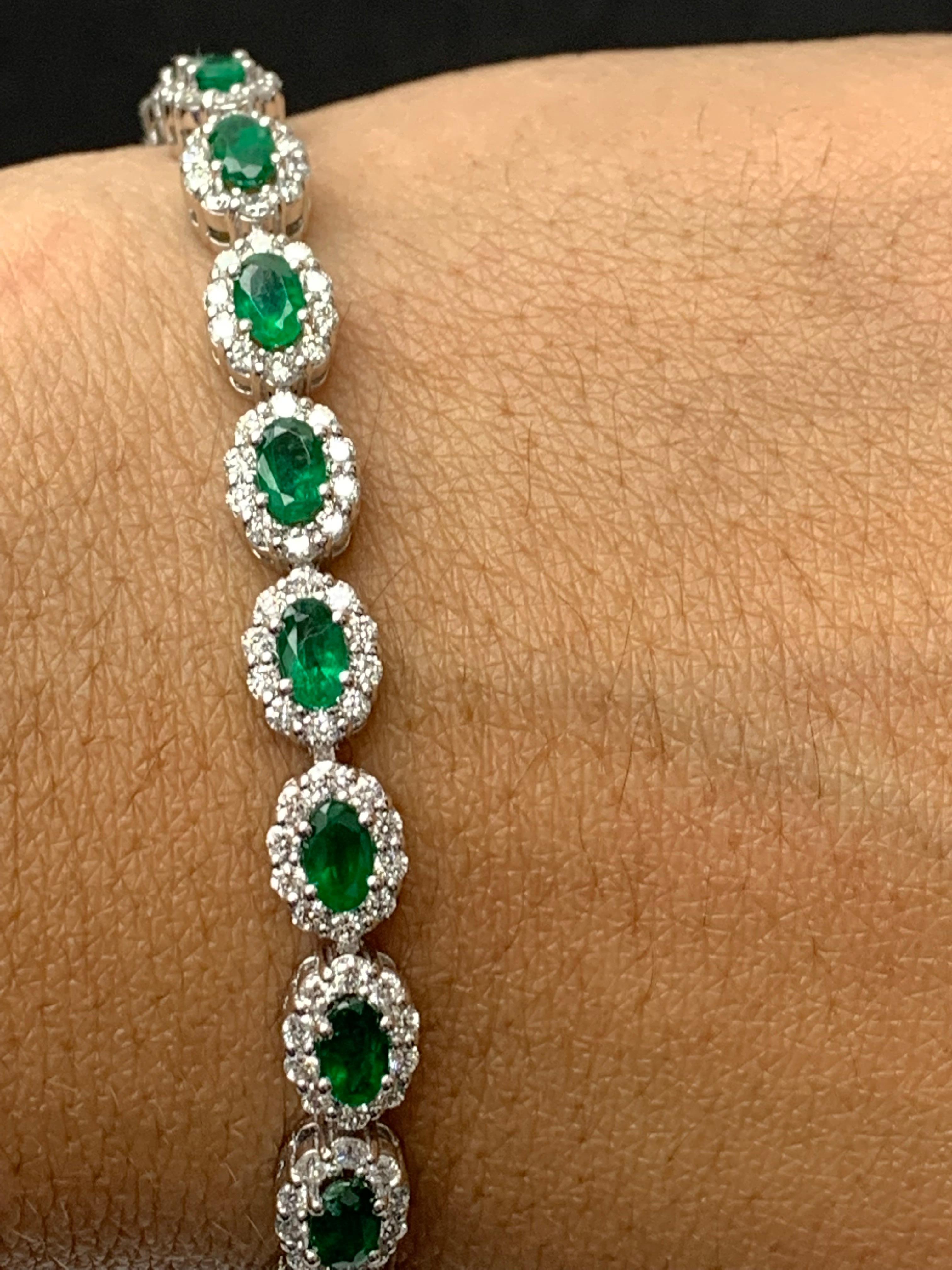 Un magnifique bracelet en émeraudes et diamants mettant en valeur des émeraudes riches en couleurs, entourées d'une seule rangée de diamants ronds brillants. 22 émeraudes de taille ovale pèsent 4,69 carats au total ; 220 diamants d'accentuation