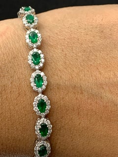 Bracelet en or blanc 14 carats avec émeraude ovale de 4,69 carats et diamant en halo