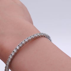 Bracciale rigido con diamanti naturali rotondi per un peso totale di 4,69 carati, in oro bianco 18k